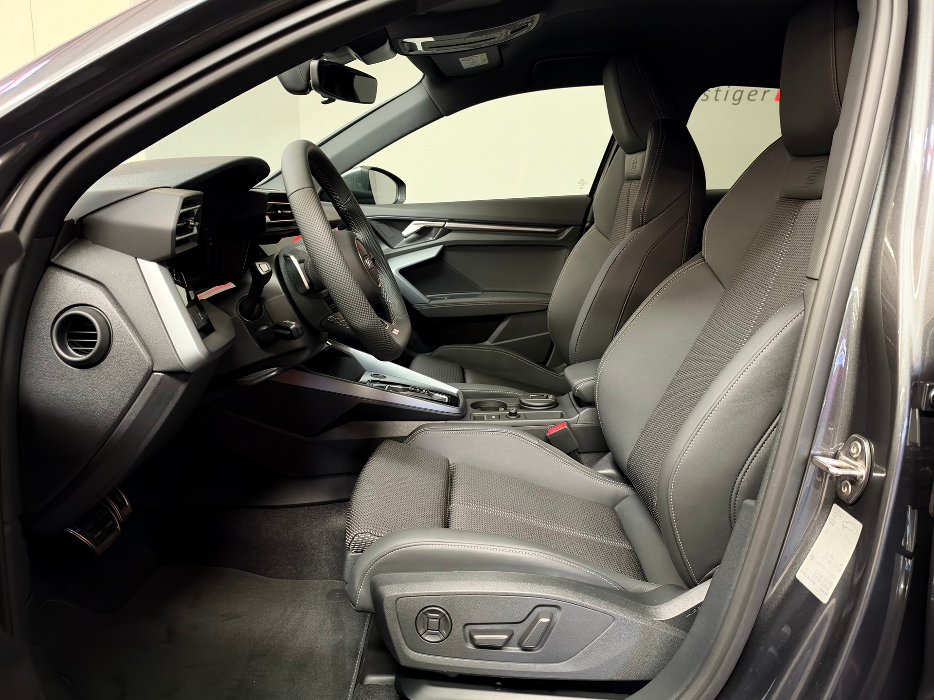 AUDI A3 Sportback 35 TFSI S line S-tronic-image-13