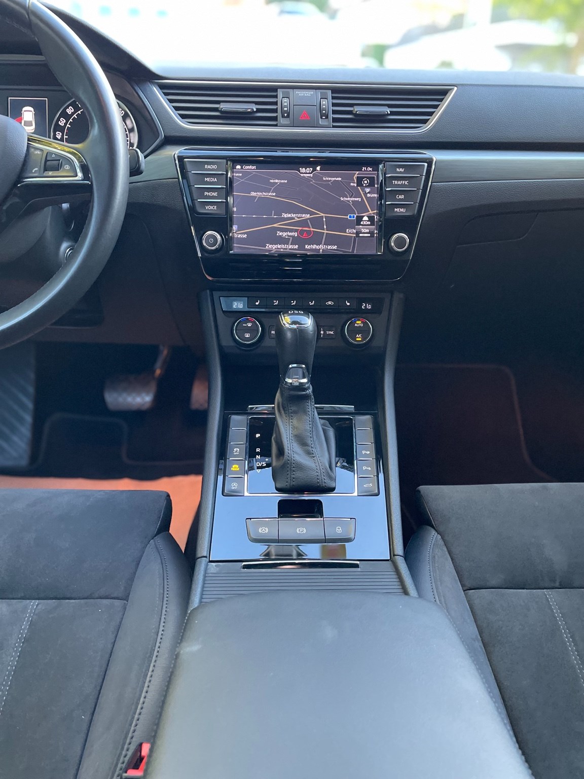 SKODA Superb 2.0 TDi Style DSG-image-11