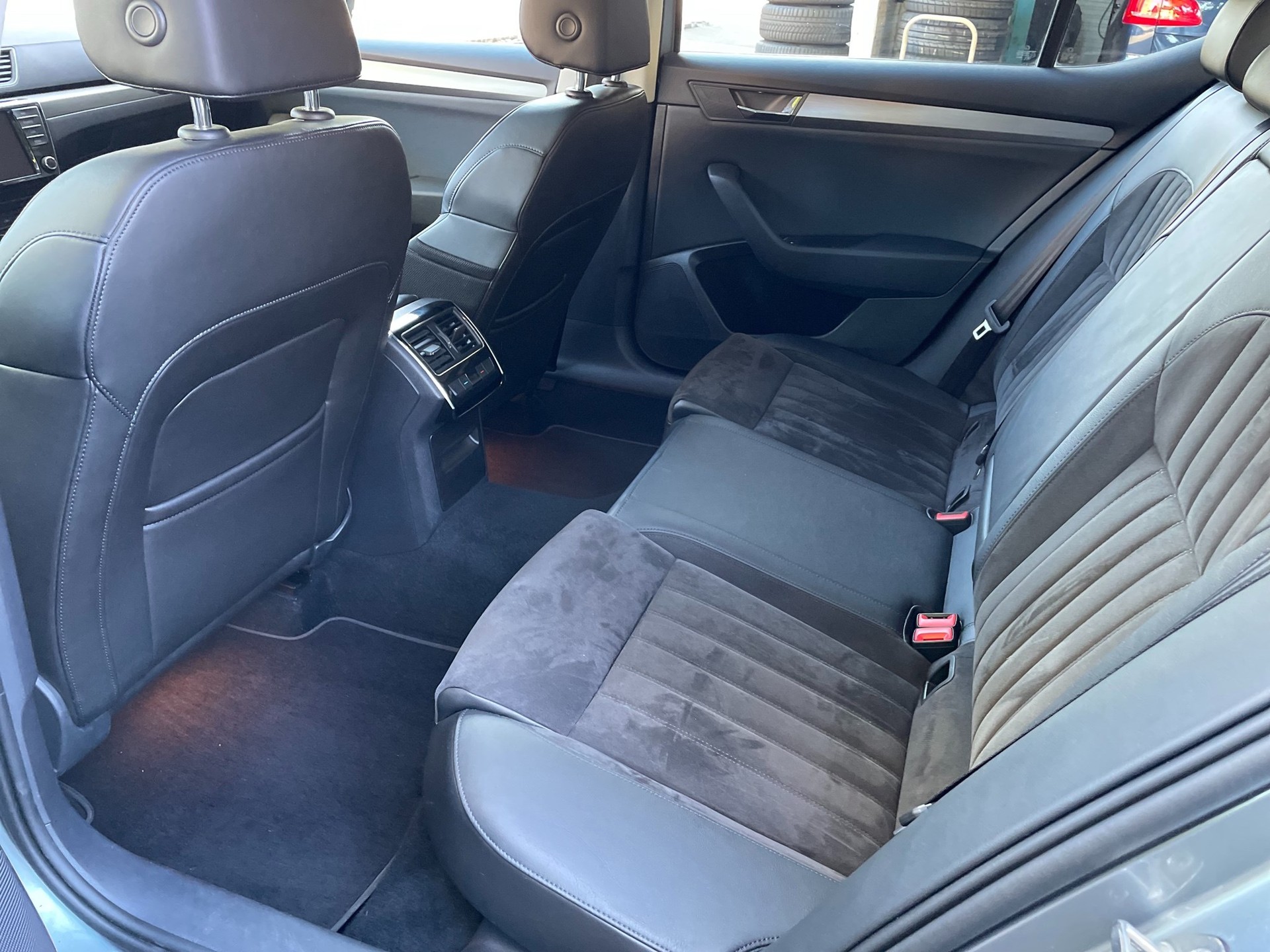 SKODA Superb 2.0 TDi Style DSG-image-7