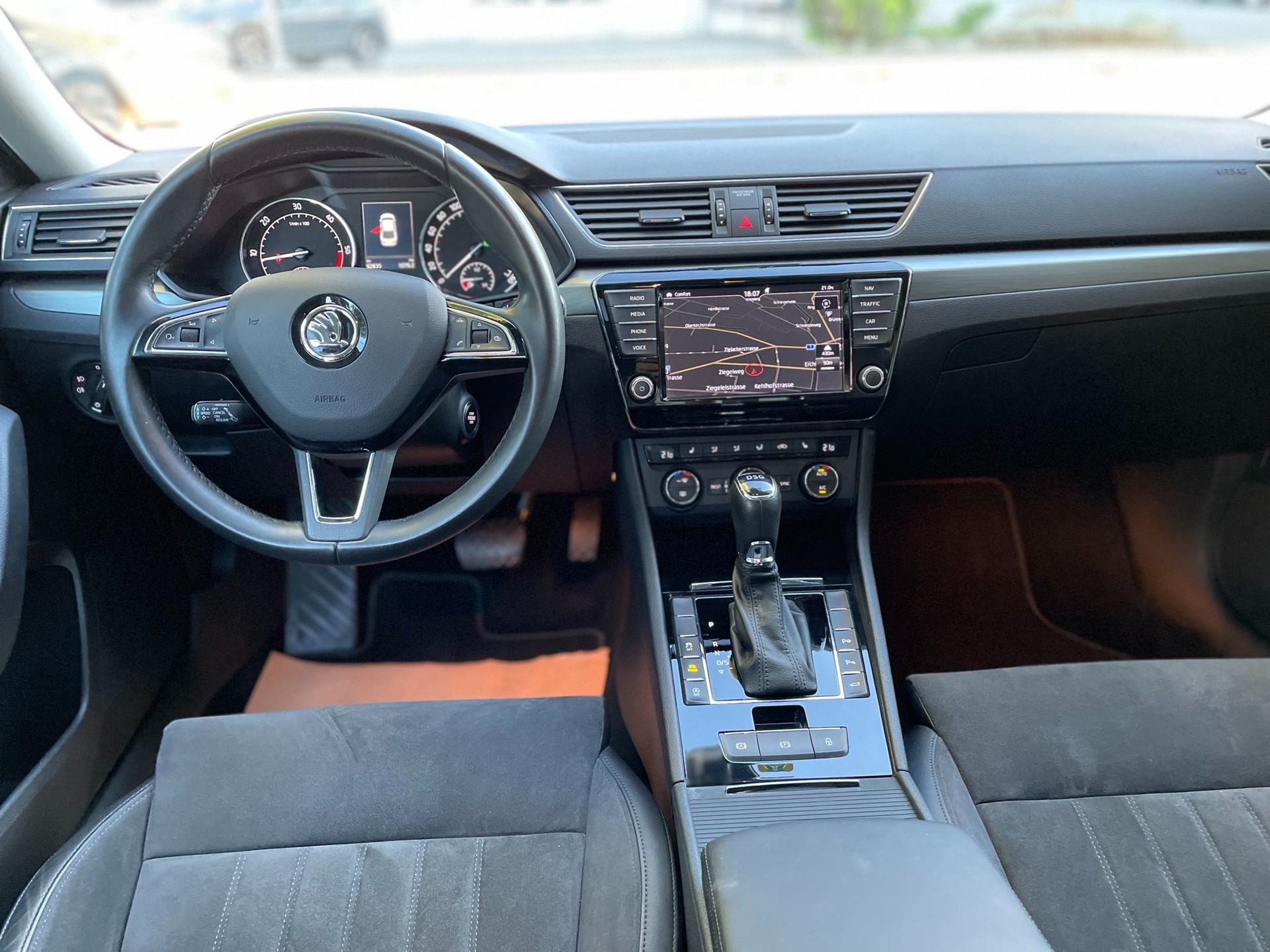 SKODA Superb 2.0 TDi Style DSG-image-10