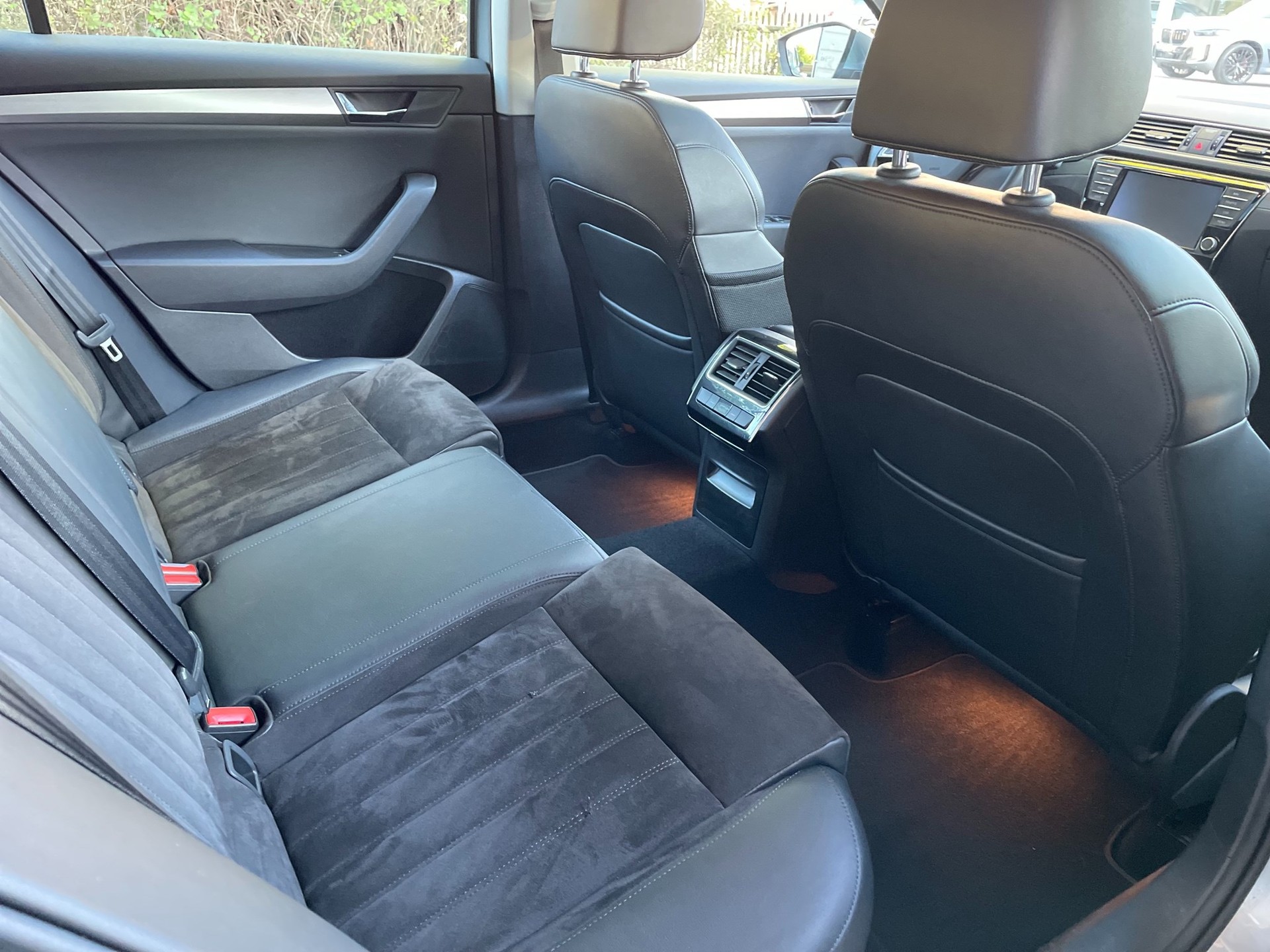 SKODA Superb 2.0 TDi Style DSG-image-9