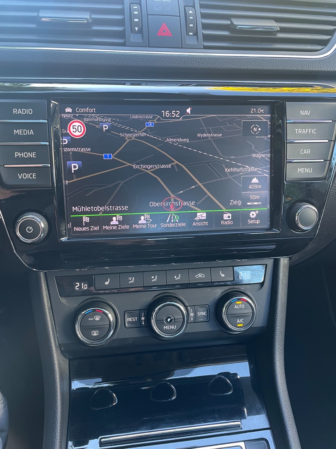 SKODA Superb 2.0 TDi Style DSG-image-13
