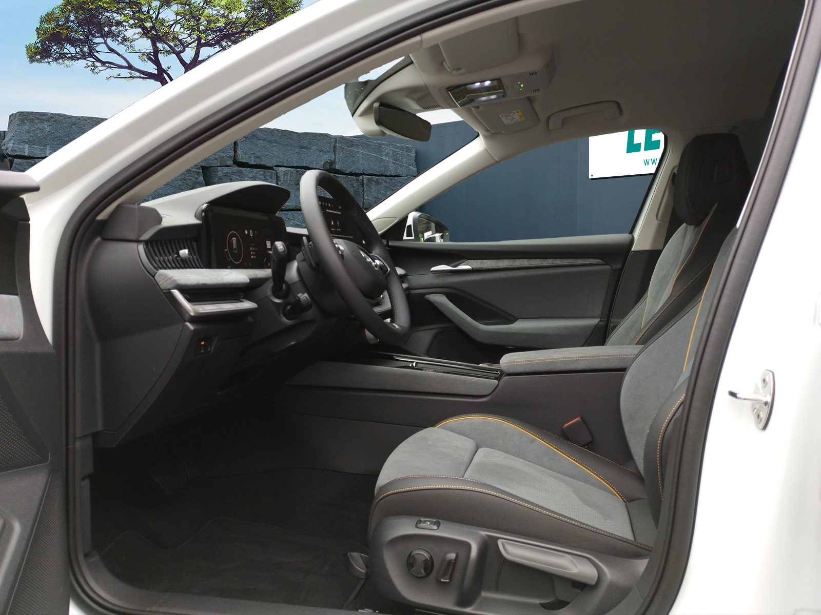 SKODA Superb Combi 2.0 TDi Selection DSG-image-6