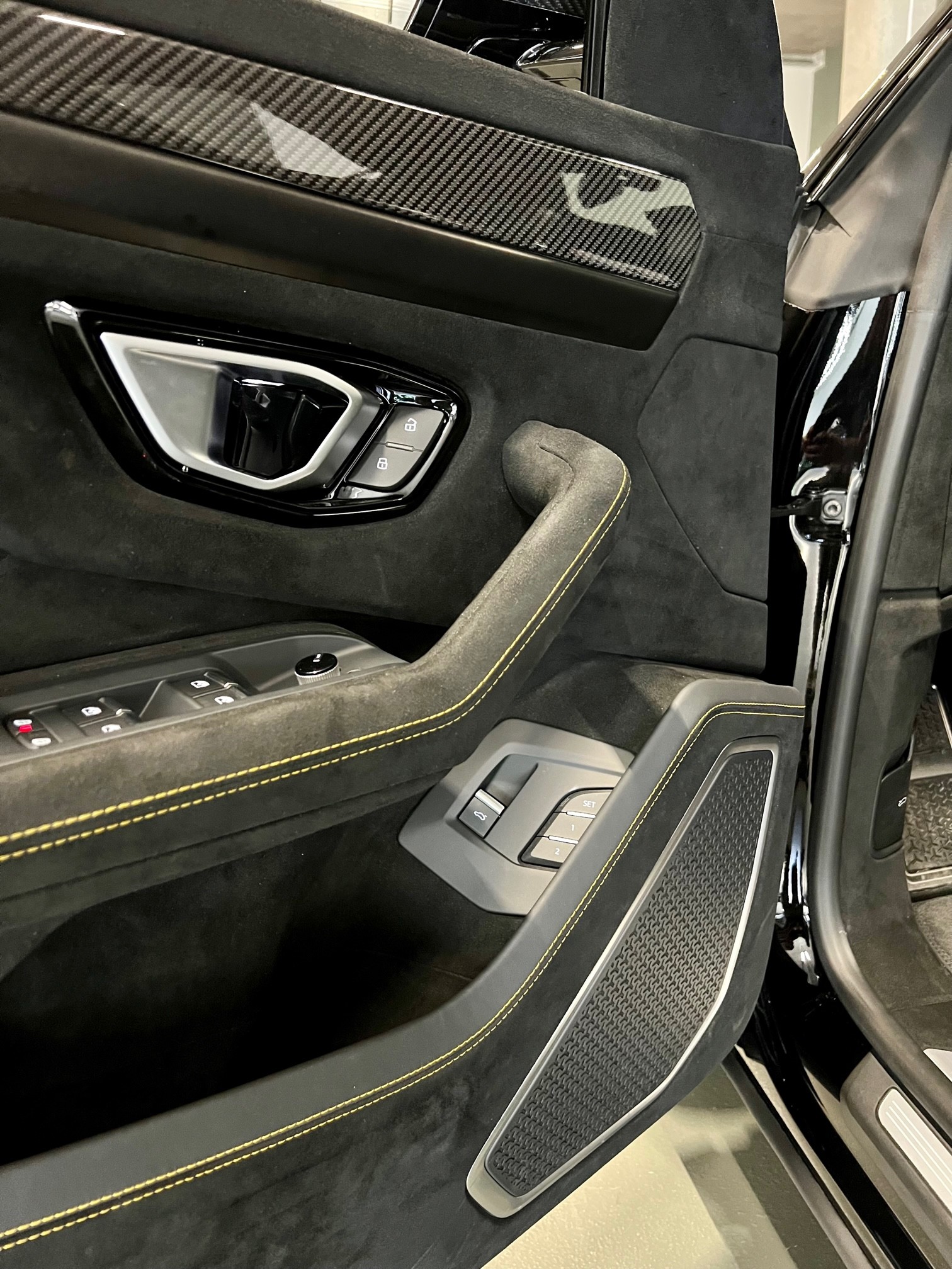 LAMBORGHINI Urus E-Gear Performante *Carbone*-image-9