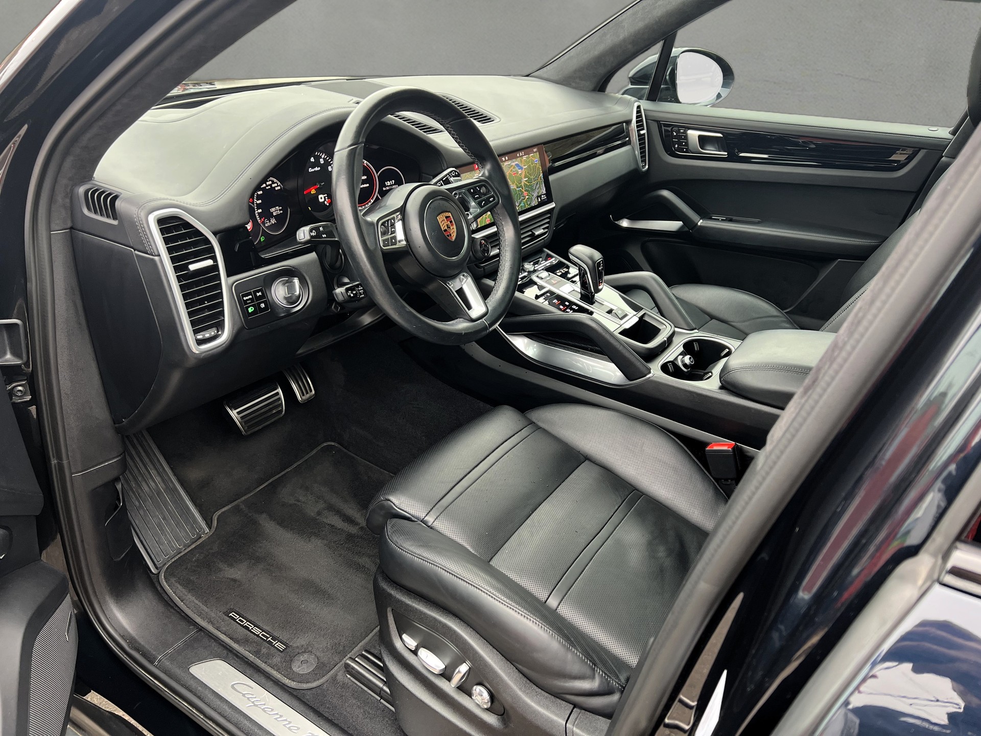 PORSCHE Cayenne Turbo-image-12