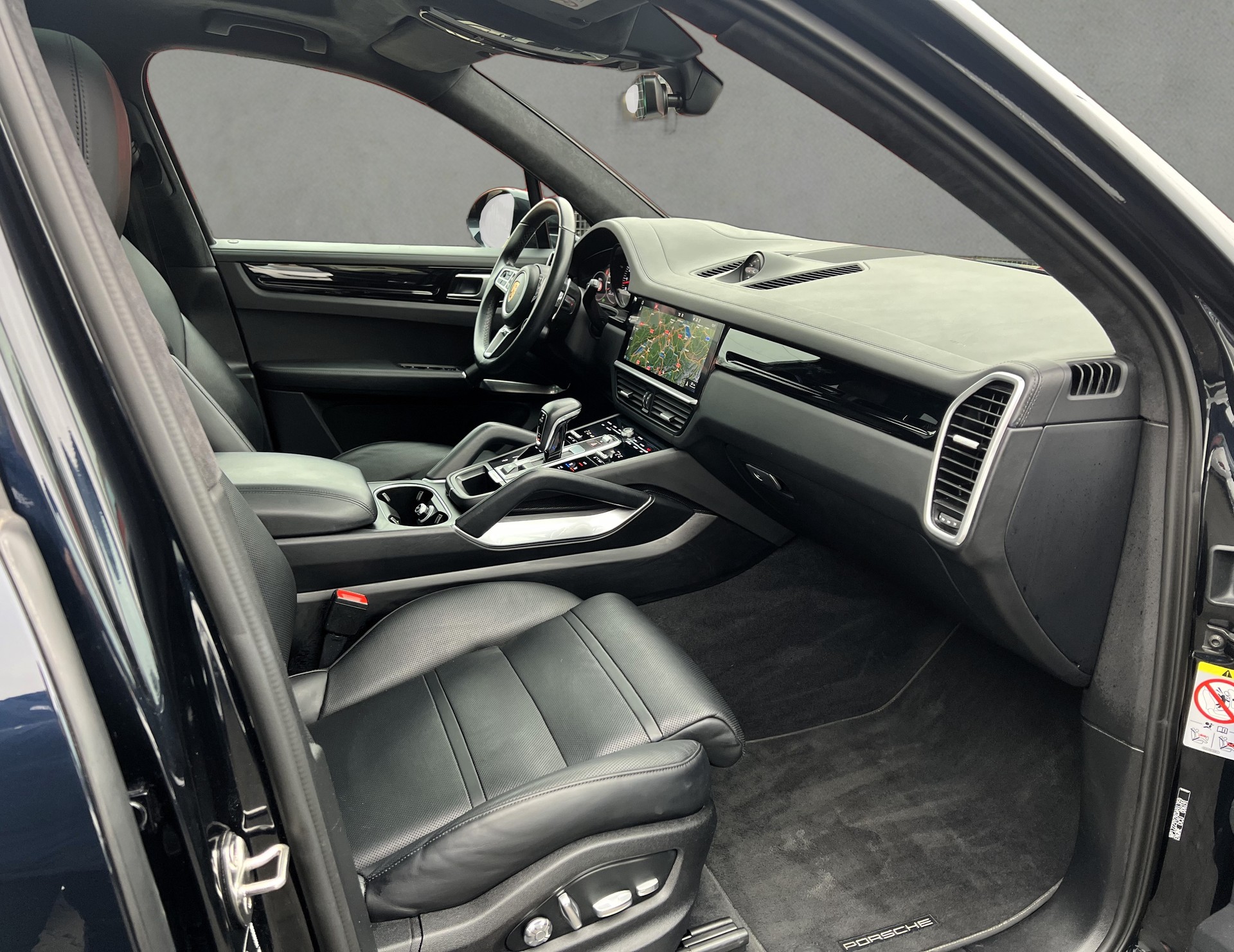 PORSCHE Cayenne Turbo-image-11
