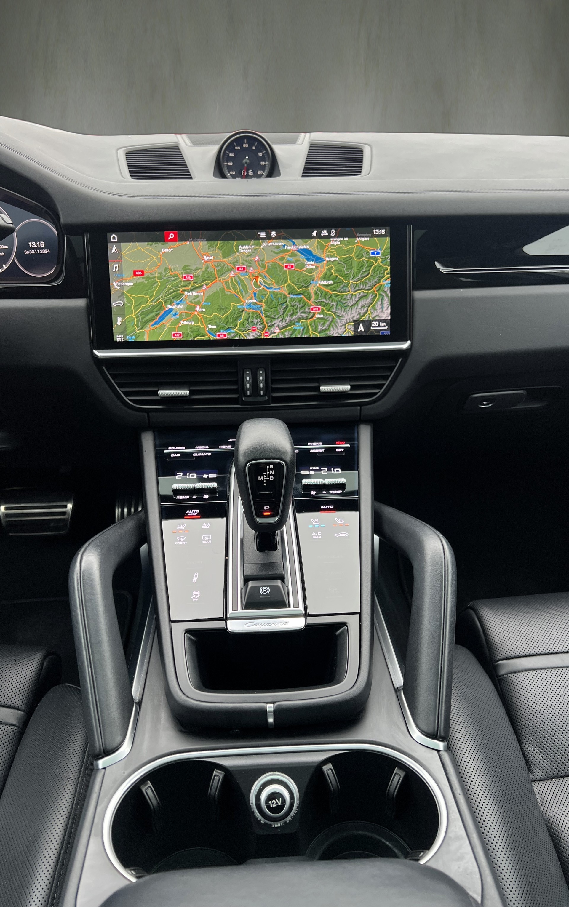 PORSCHE Cayenne Turbo-image-14