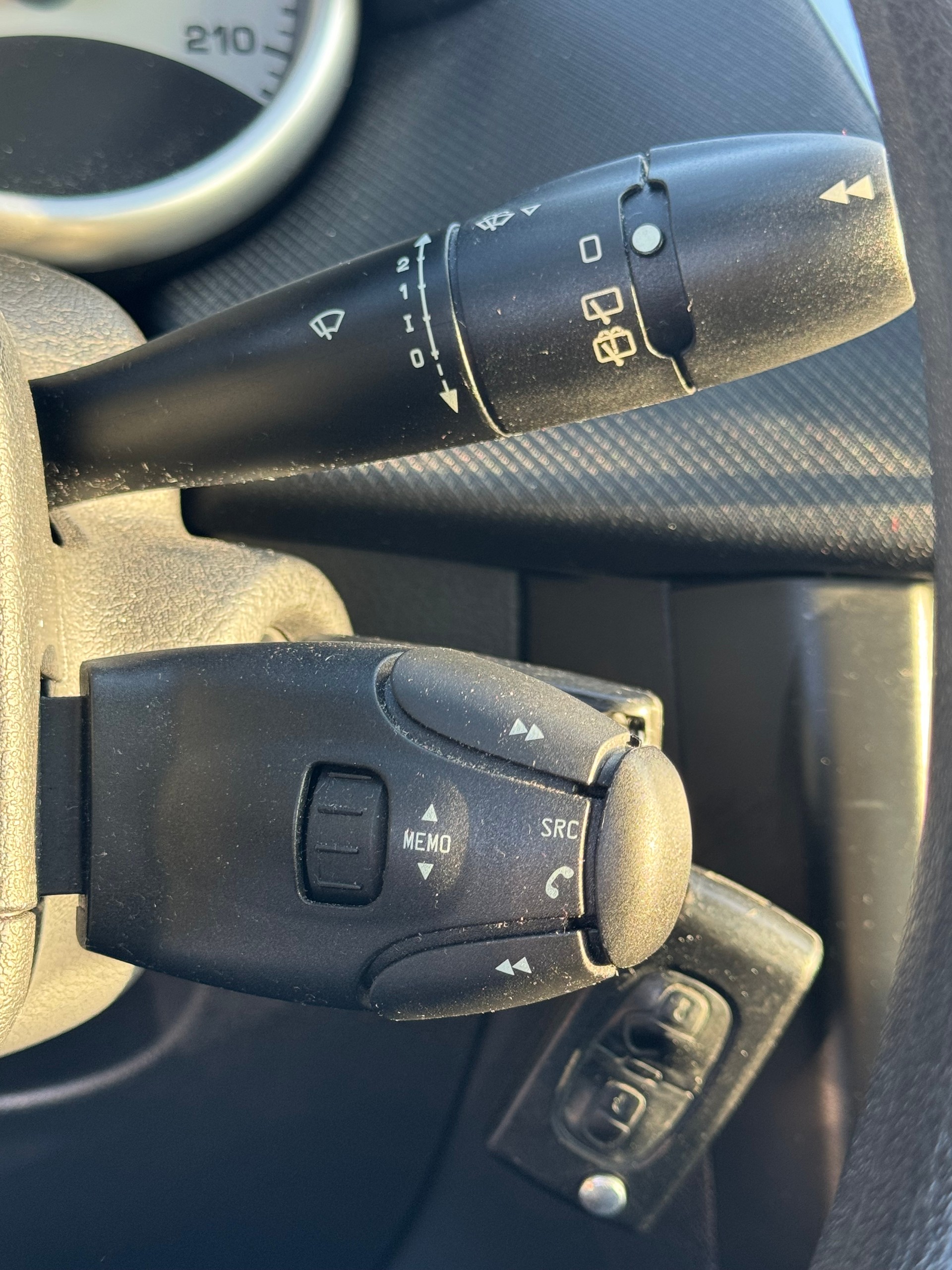 PEUGEOT 207 1.4 16V Millesim 200-image-12