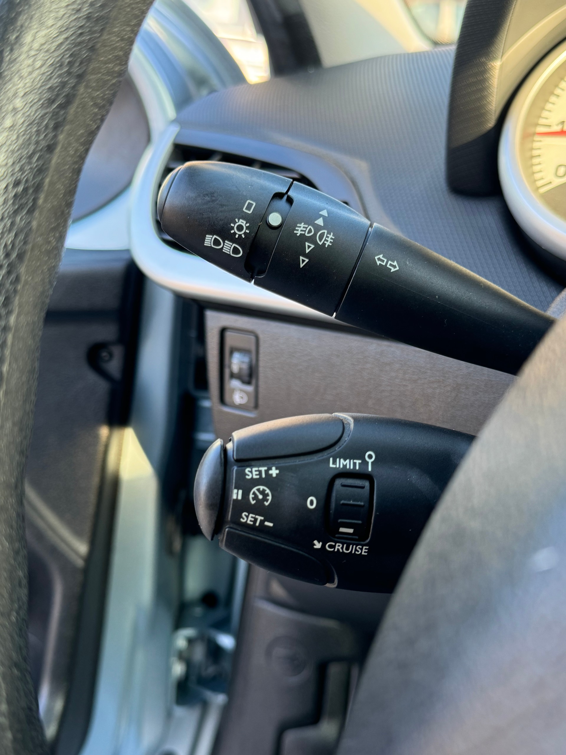 PEUGEOT 207 1.4 16V Millesim 200-image-11