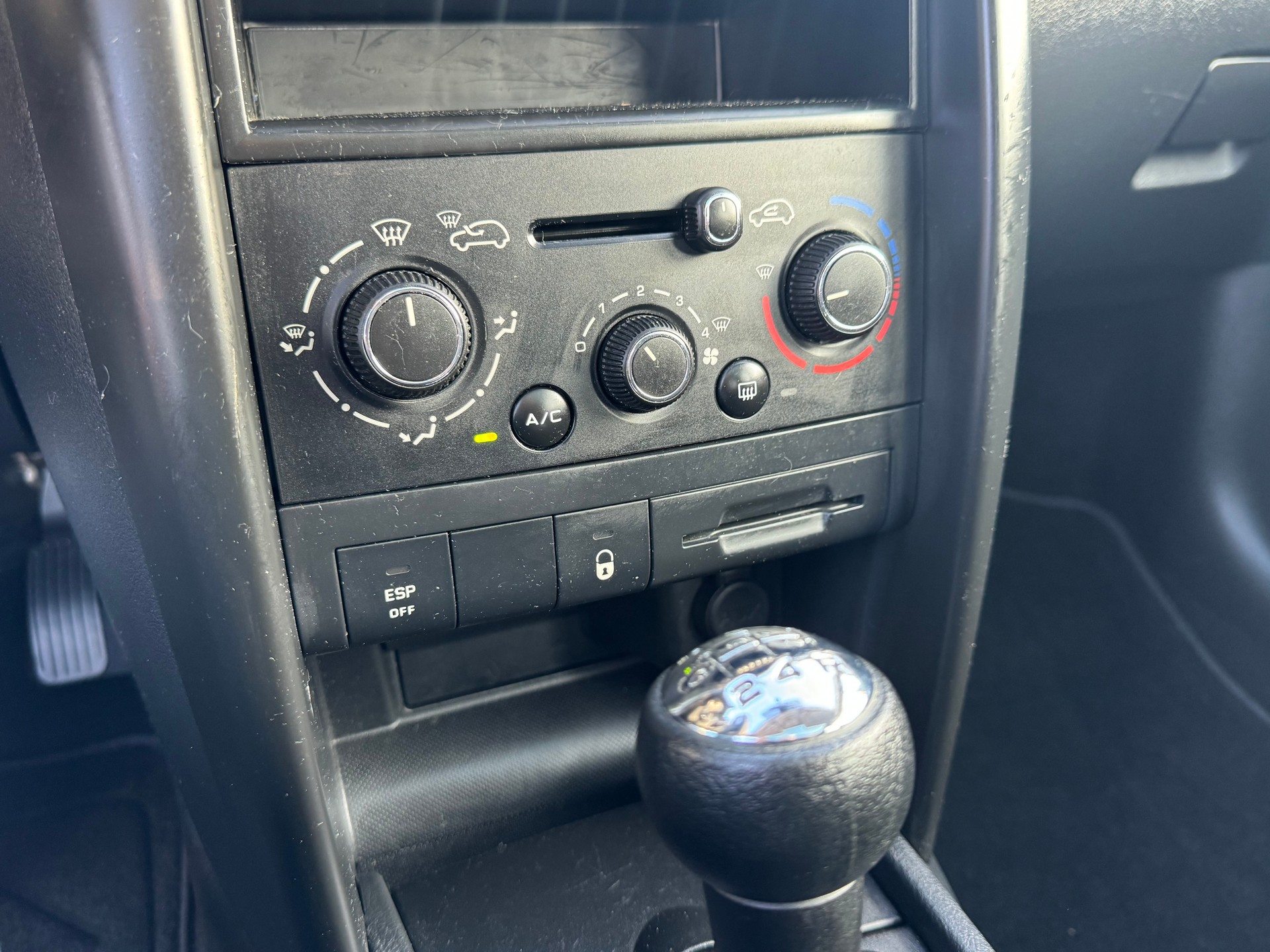 PEUGEOT 207 1.4 16V Millesim 200-image-10