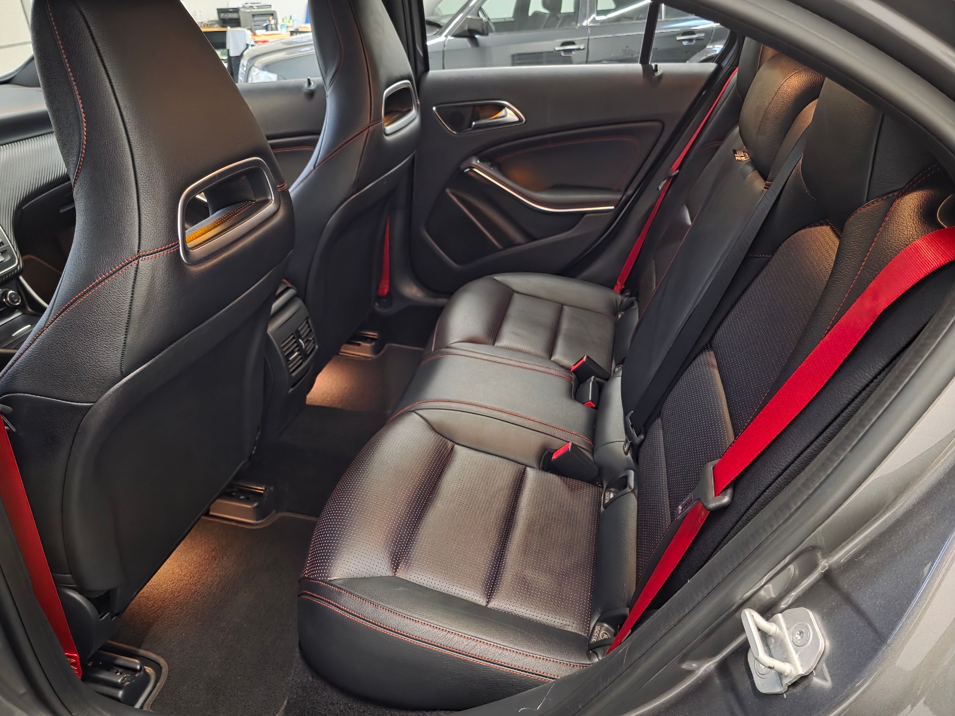 MERCEDES-BENZ A 250 AMG LINE Sport 4Matic 7G-DCT-image-4
