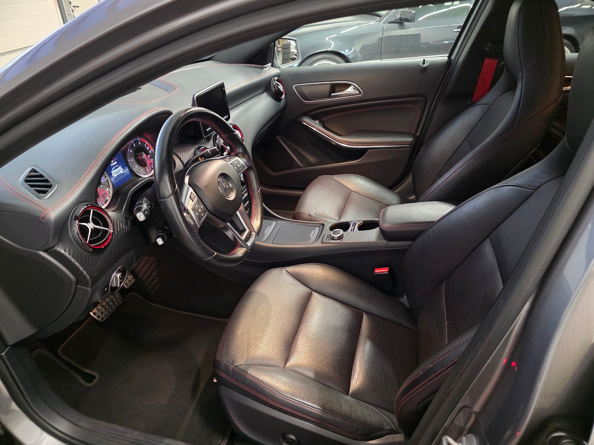 MERCEDES-BENZ A 250 AMG LINE Sport 4Matic 7G-DCT-image-3