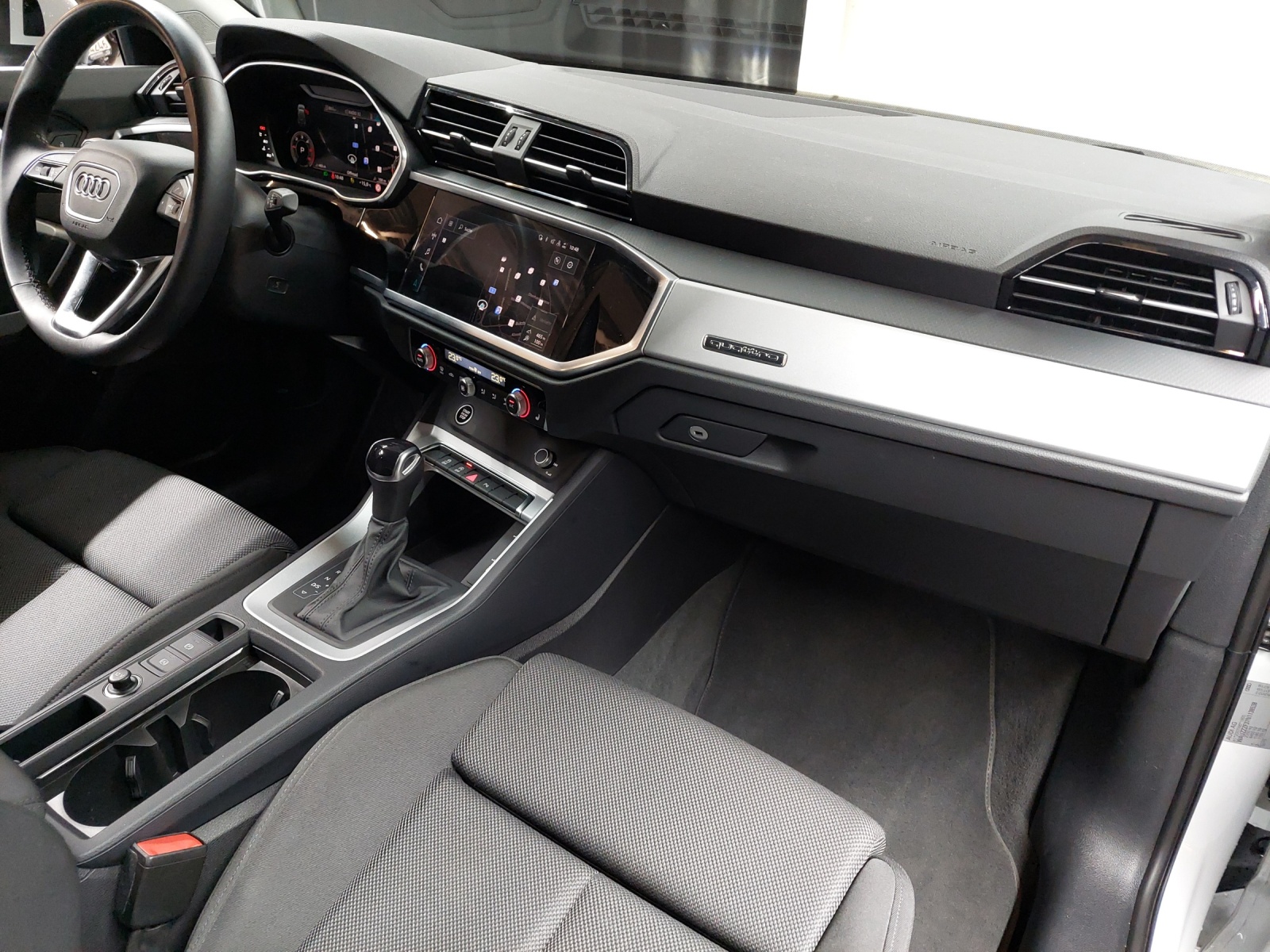 AUDI Q3 35 TDI S line quattro S-tronic-image-9