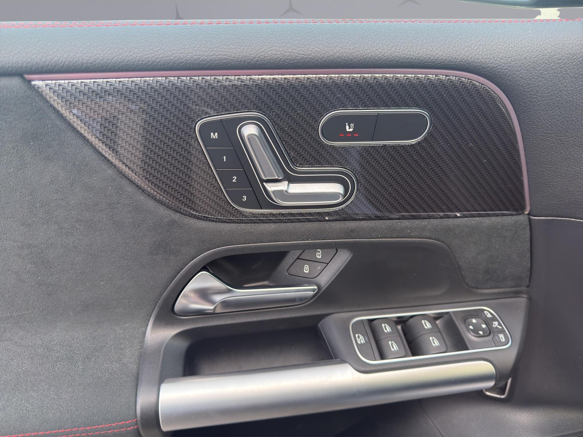 MERCEDES-BENZ B 220 d AMG Line-image-10