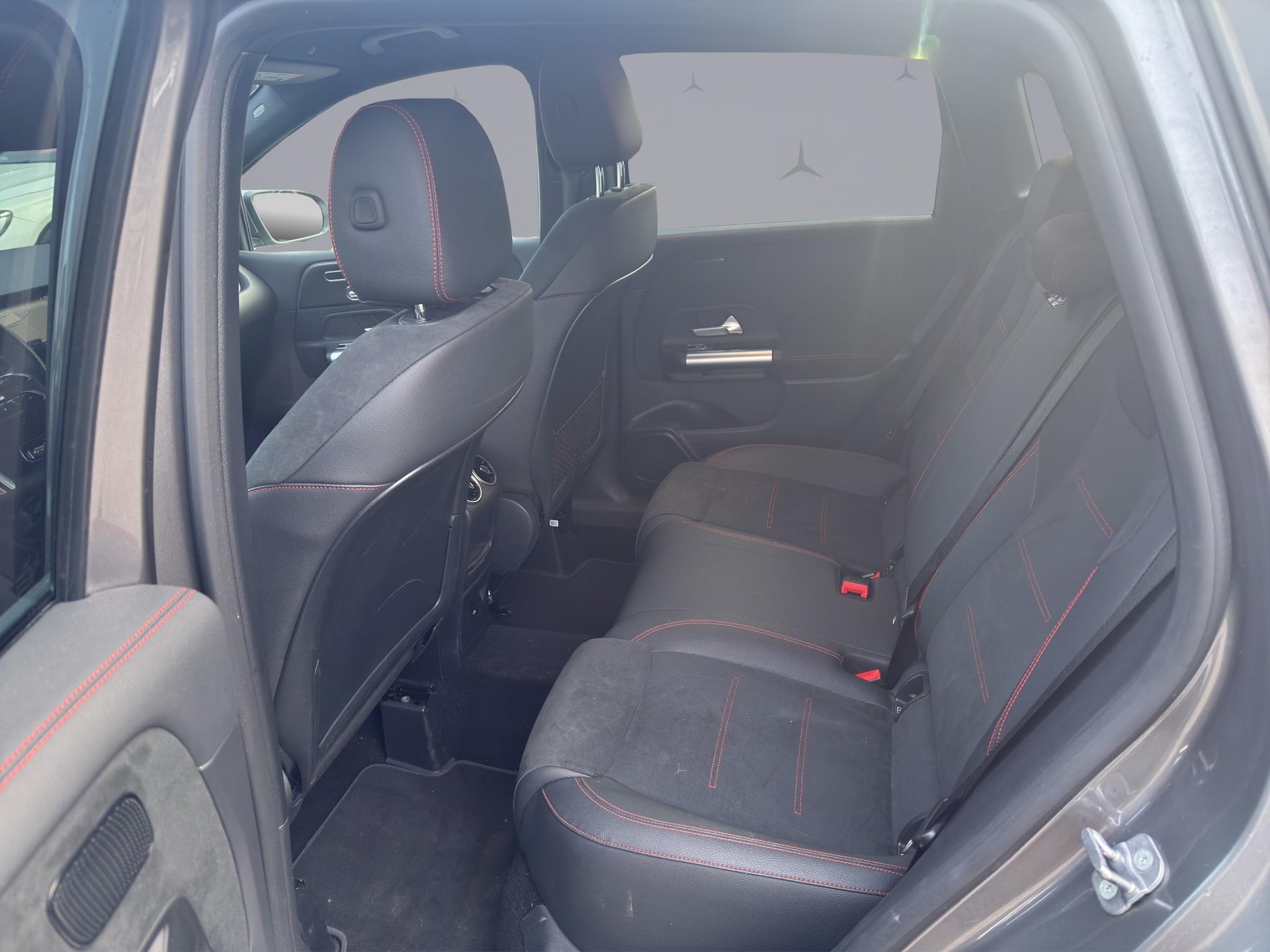 MERCEDES-BENZ B 220 d AMG Line-image-12