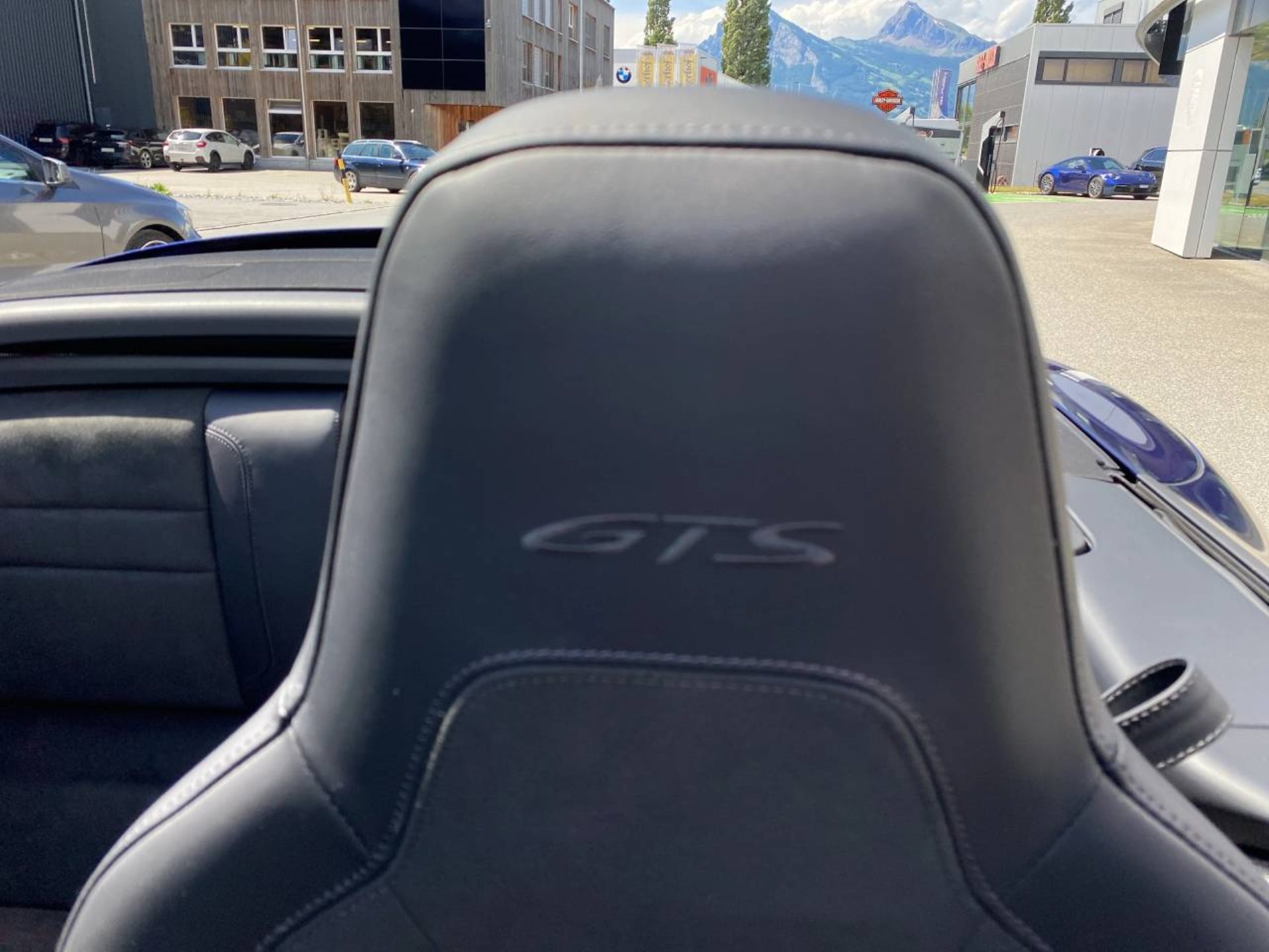 PORSCHE 911 Carrera 4 GTS Cabriolet-image-24