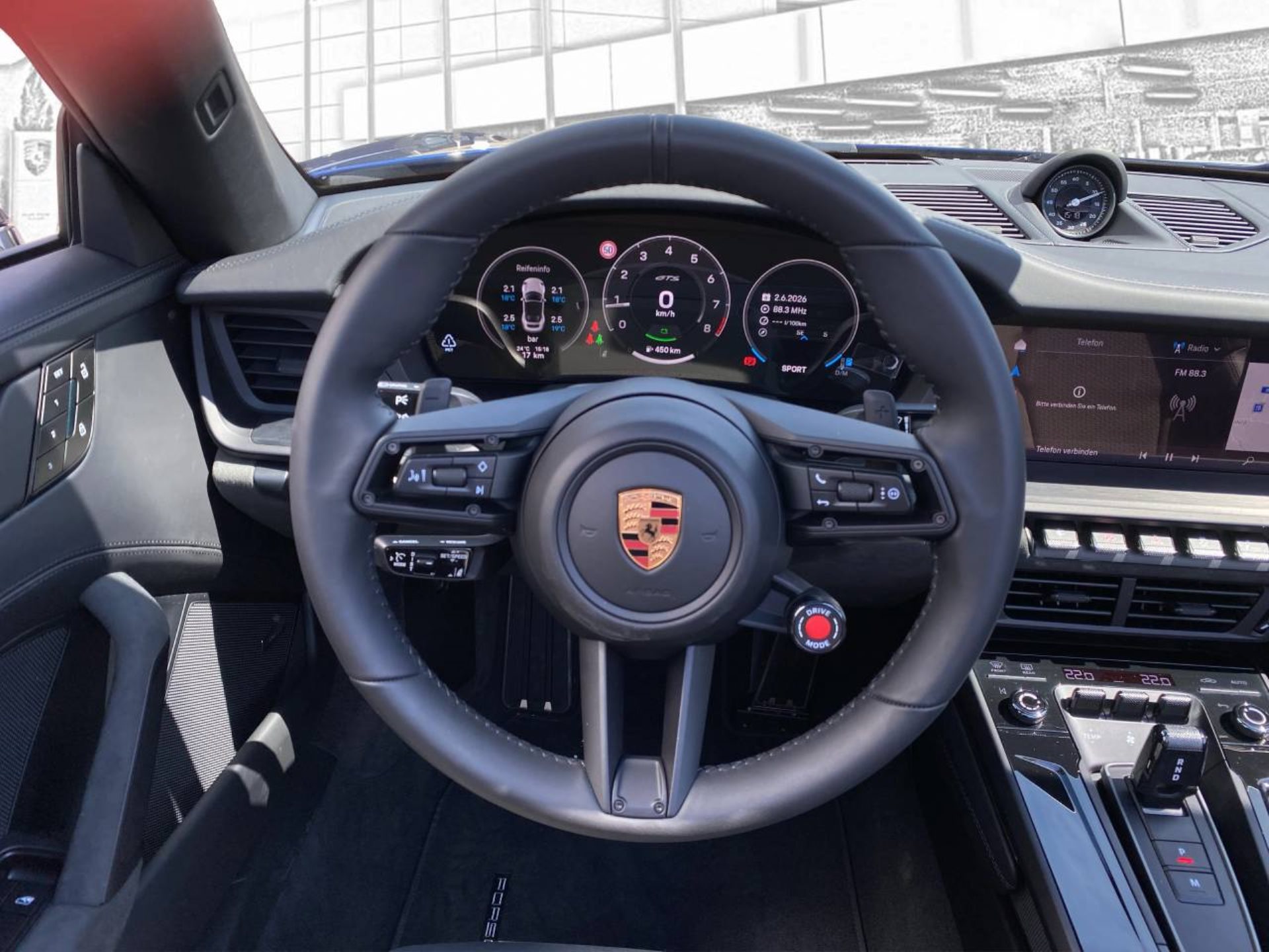 PORSCHE 911 Carrera 4 GTS Cabriolet-image-13