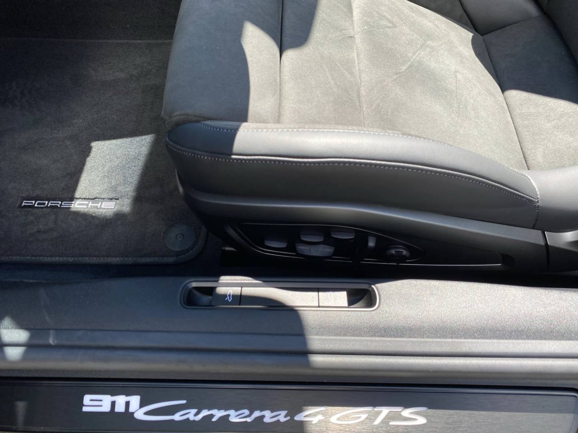 PORSCHE 911 Carrera 4 GTS Cabriolet-image-23