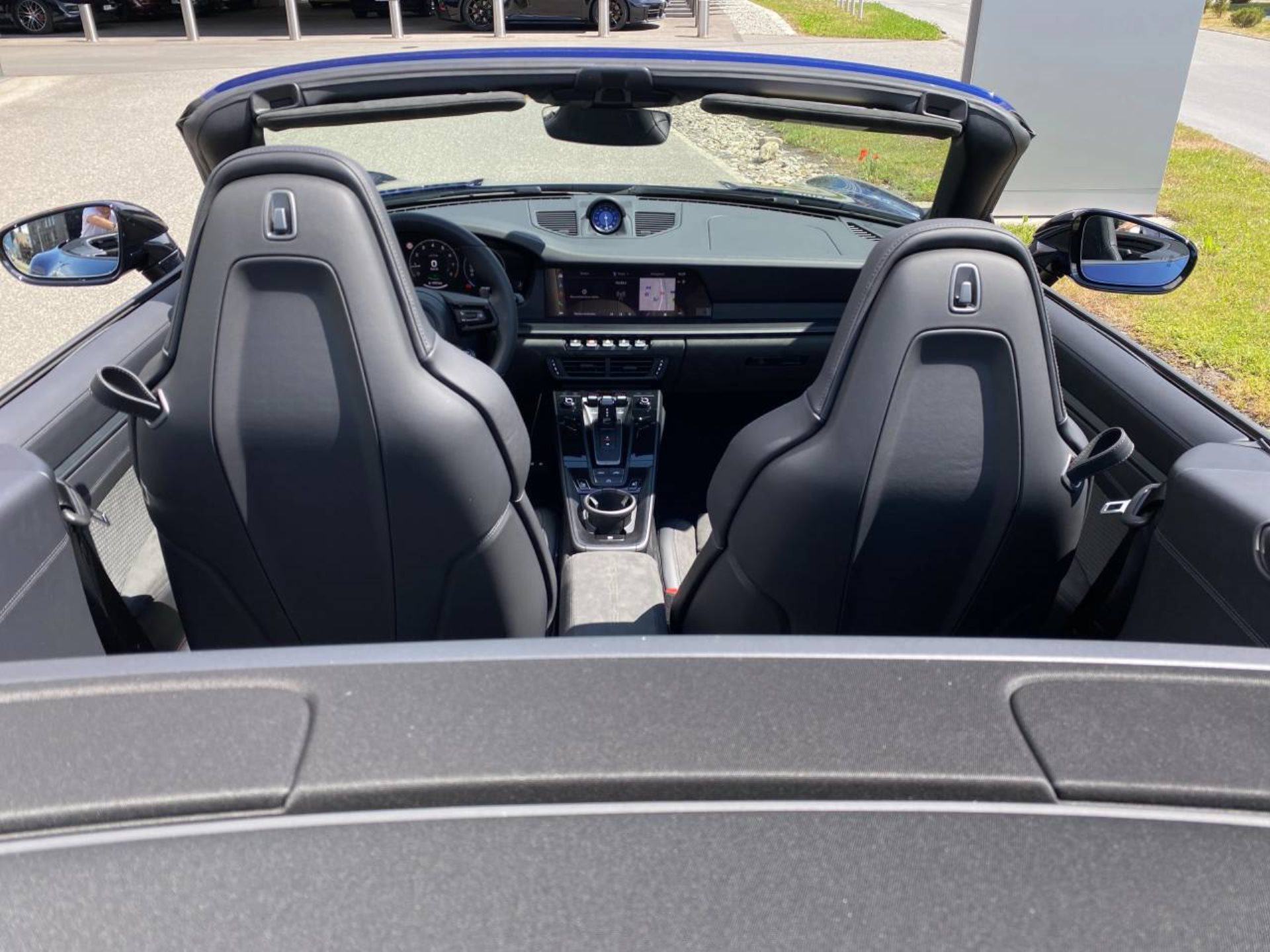 PORSCHE 911 Carrera 4 GTS Cabriolet-image-16