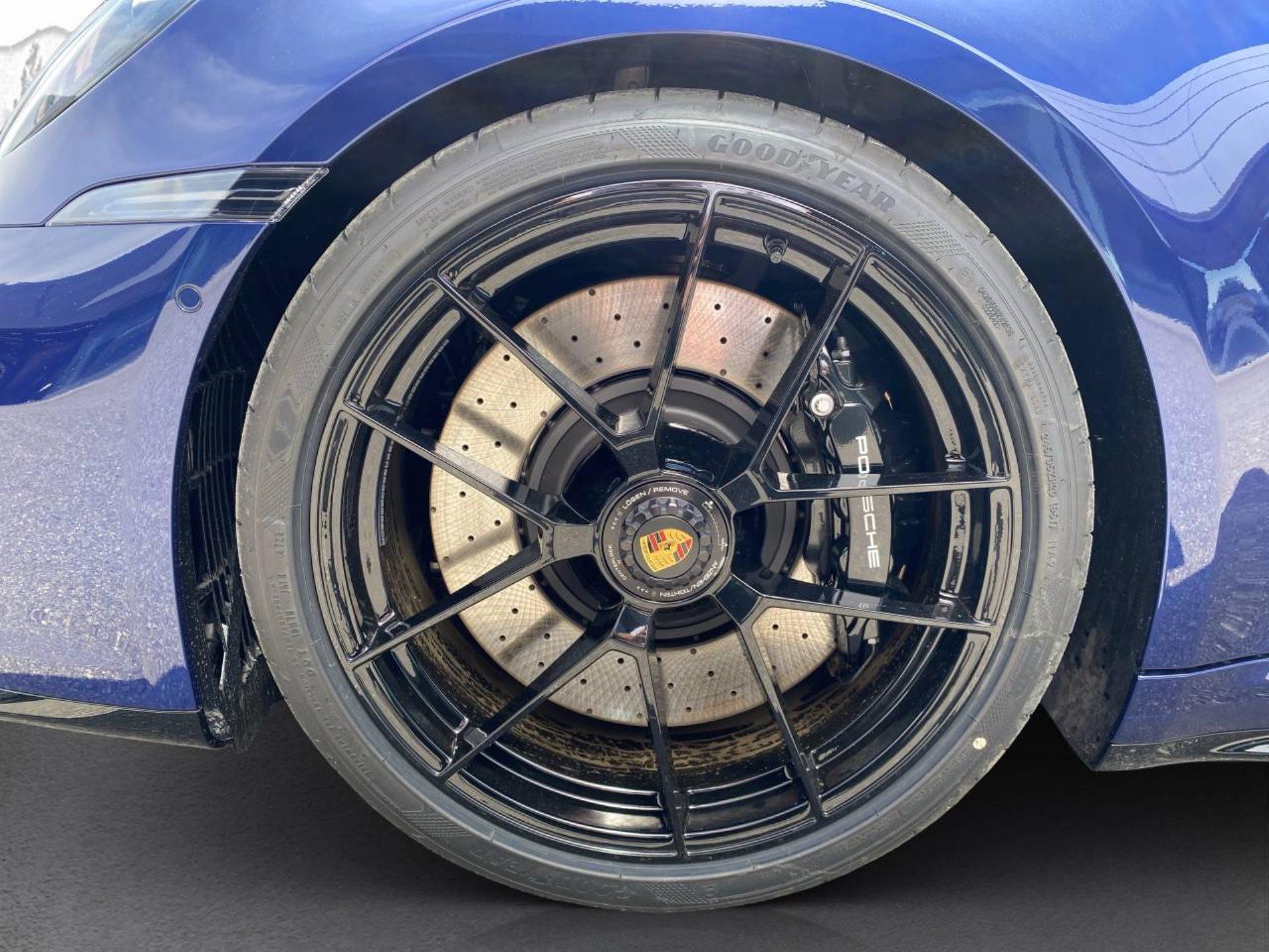 PORSCHE 911 Carrera 4 GTS Cabriolet-image-8
