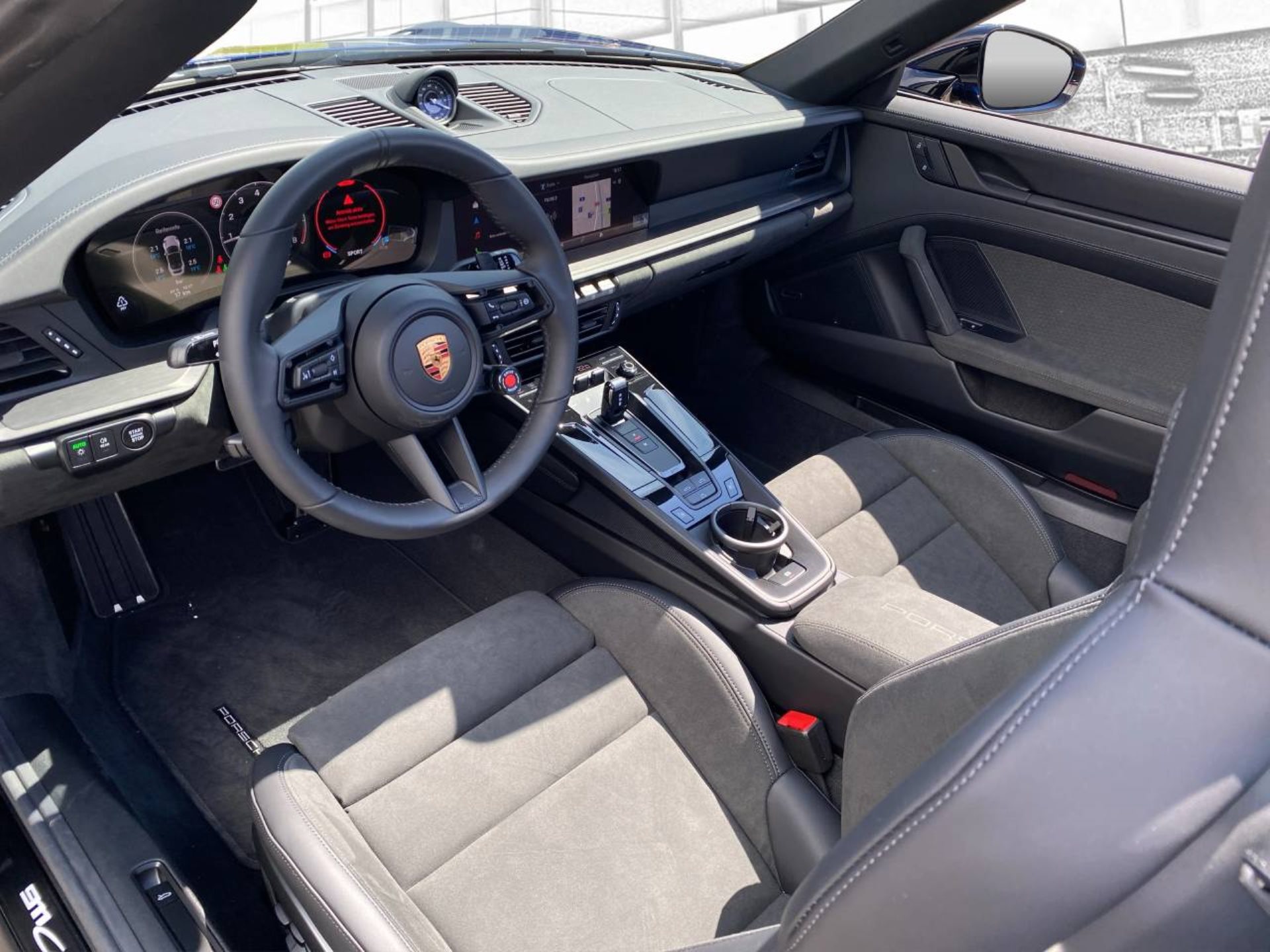 PORSCHE 911 Carrera 4 GTS Cabriolet-image-3