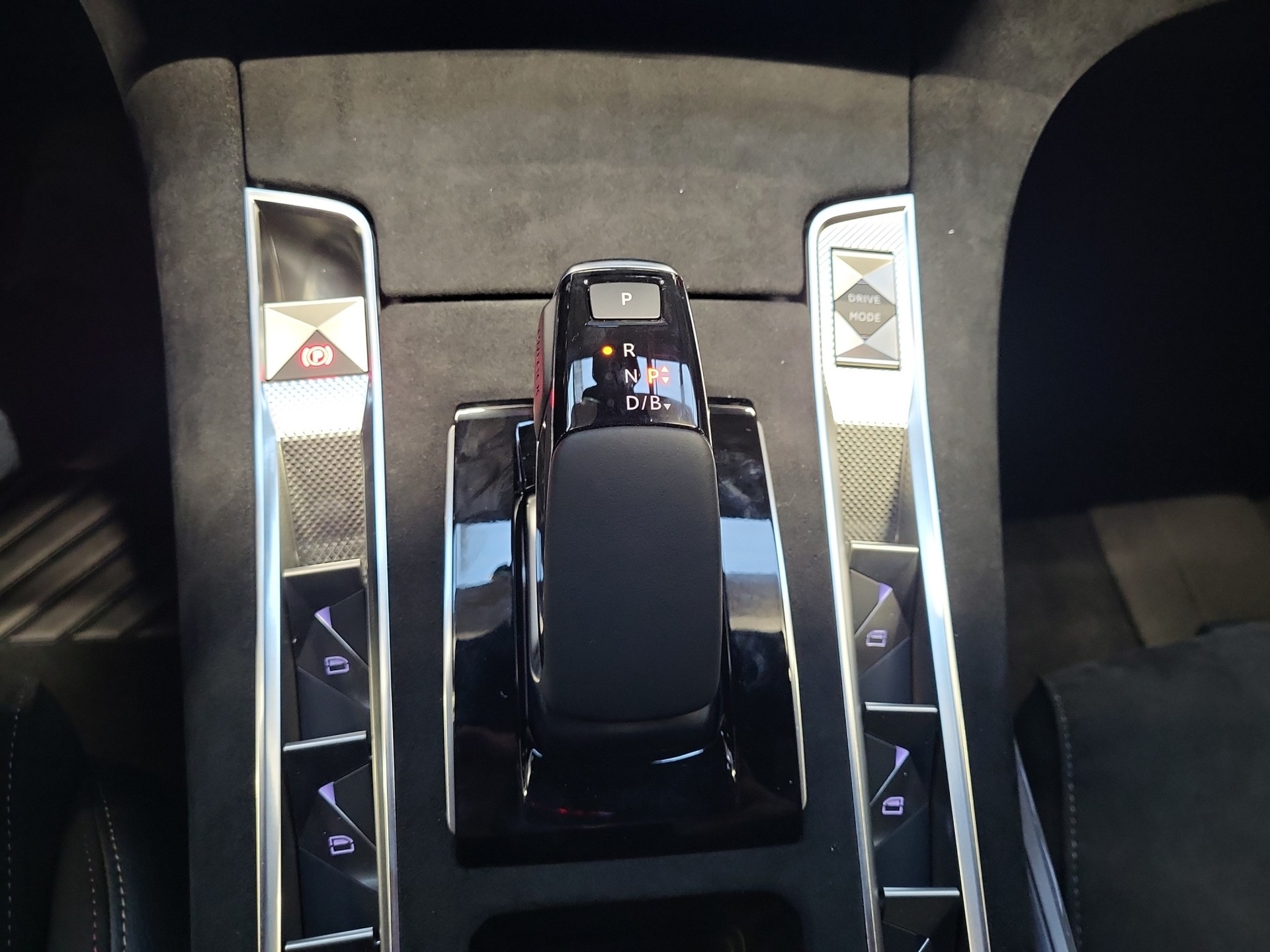 DS AUTOMOBILES DS7 E-Tense 4x4 Ligne Noire-image-9