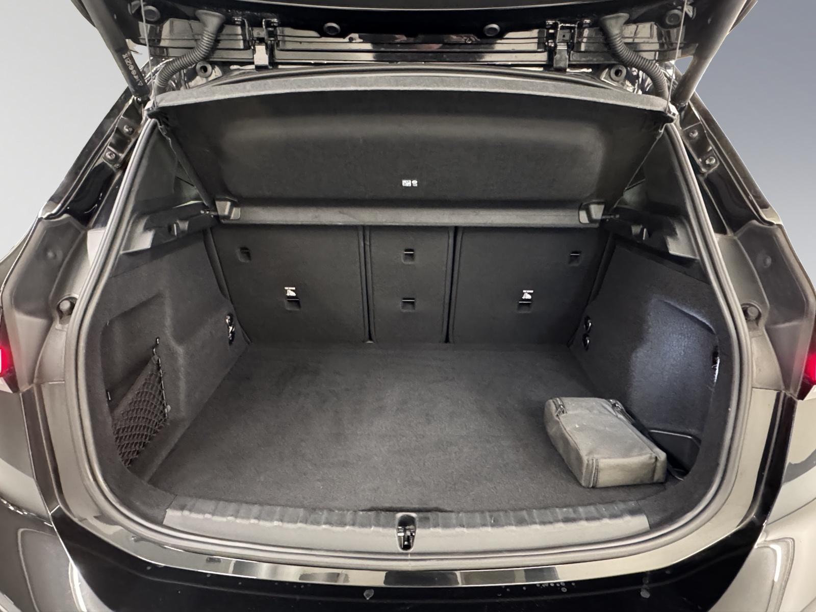 BMW 218i Active Tourer-image-9