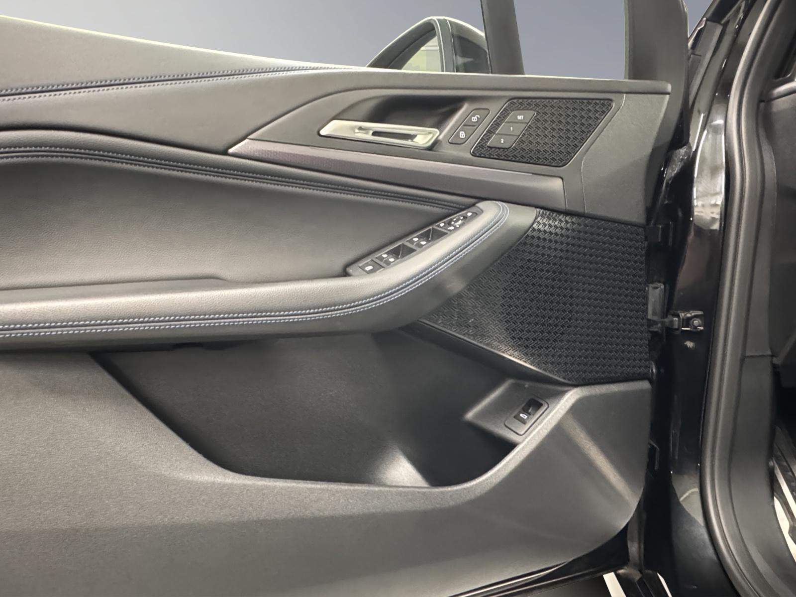 BMW 218i Active Tourer-image-12