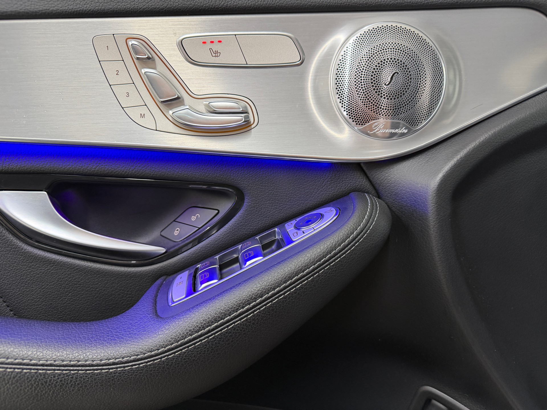 MERCEDES-BENZ GLC Coupé 300 AMG Line 258PS Obsidianschwarz 4Matic 9G-Tronic / Panoramadach / 360° Kamera / Leder / Head-Up-Display / Keyless /-image-17