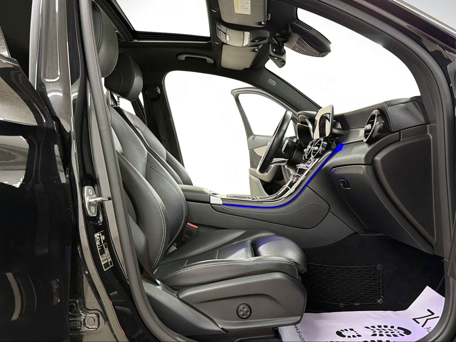 MERCEDES-BENZ GLC Coupé 300 AMG Line 258PS Obsidianschwarz 4Matic 9G-Tronic / Panoramadach / 360° Kamera / Leder / Head-Up-Display / Keyless /-image-9