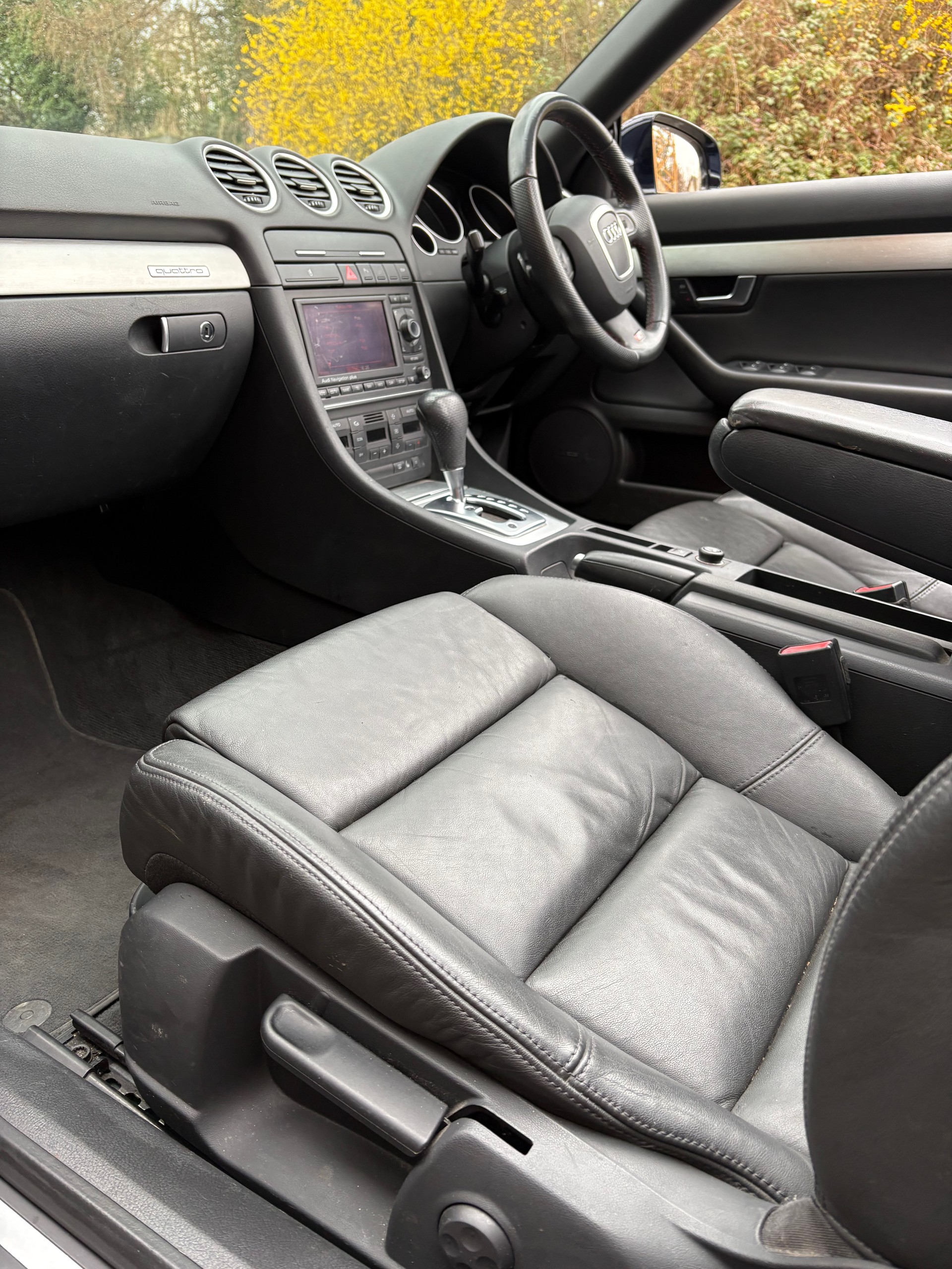 AUDI A4 Cabriolet 3.0 TDI quattro S line-image-13