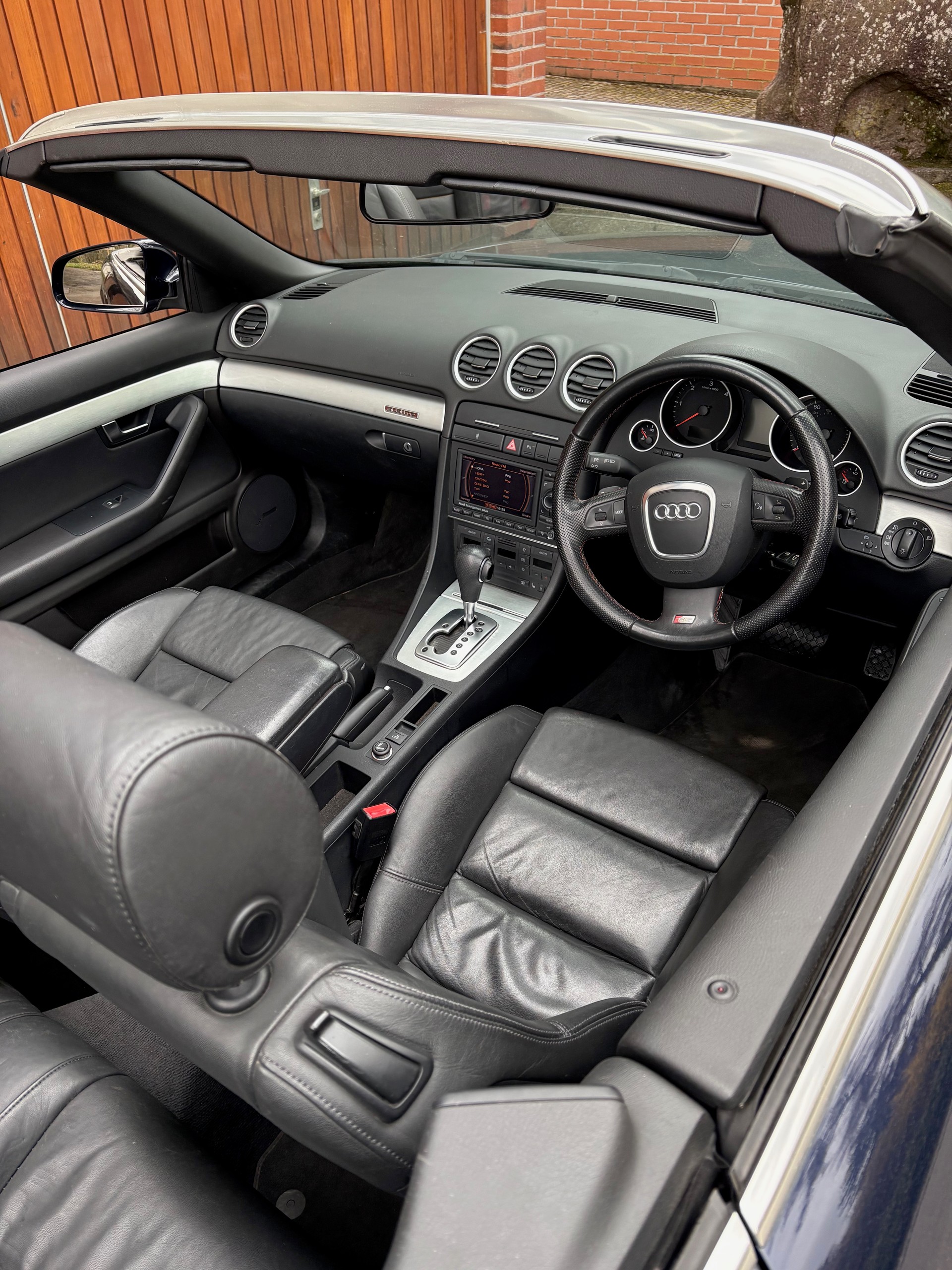 AUDI A4 Cabriolet 3.0 TDI quattro S line-image-8