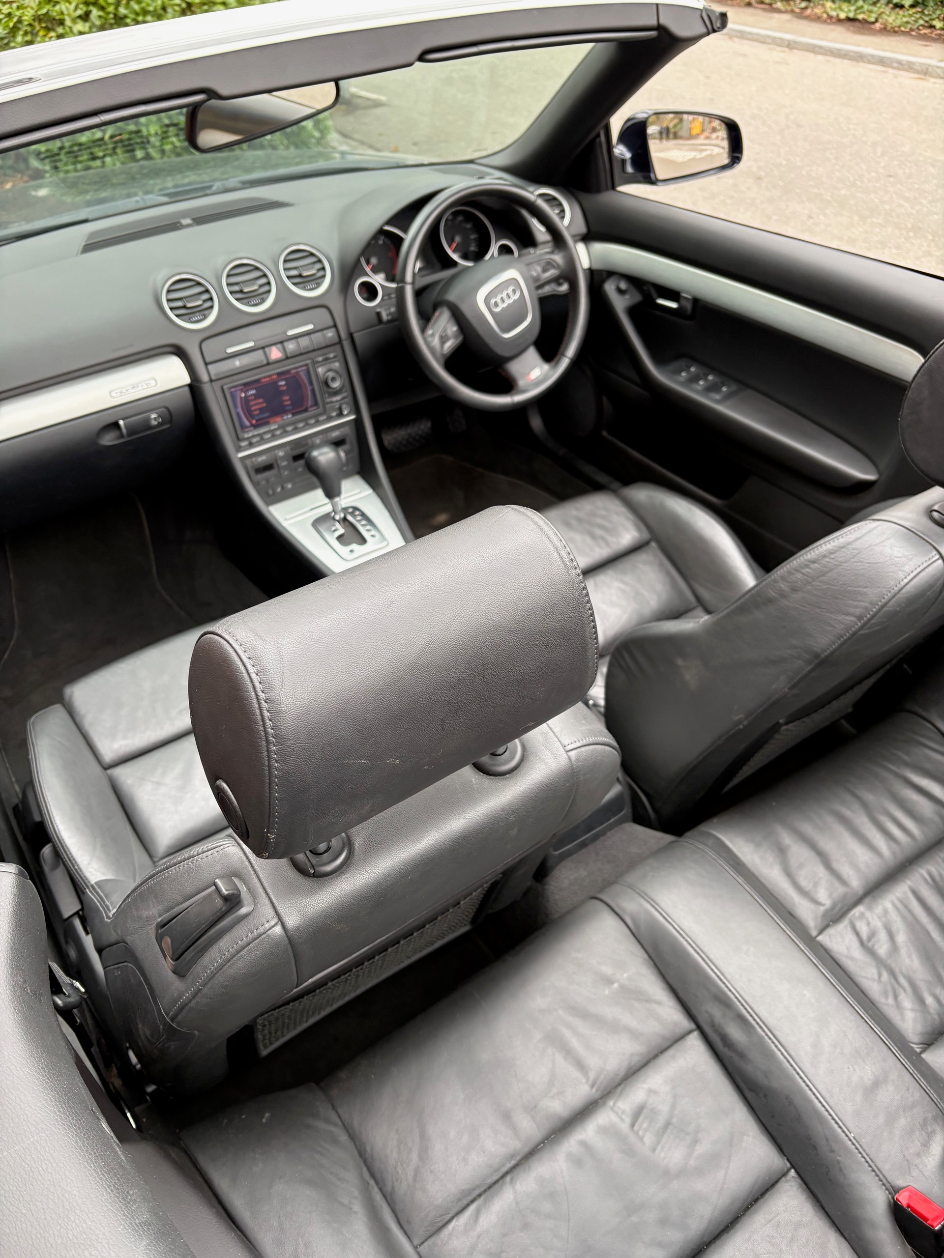 AUDI A4 Cabriolet 3.0 TDI quattro S line-image-12
