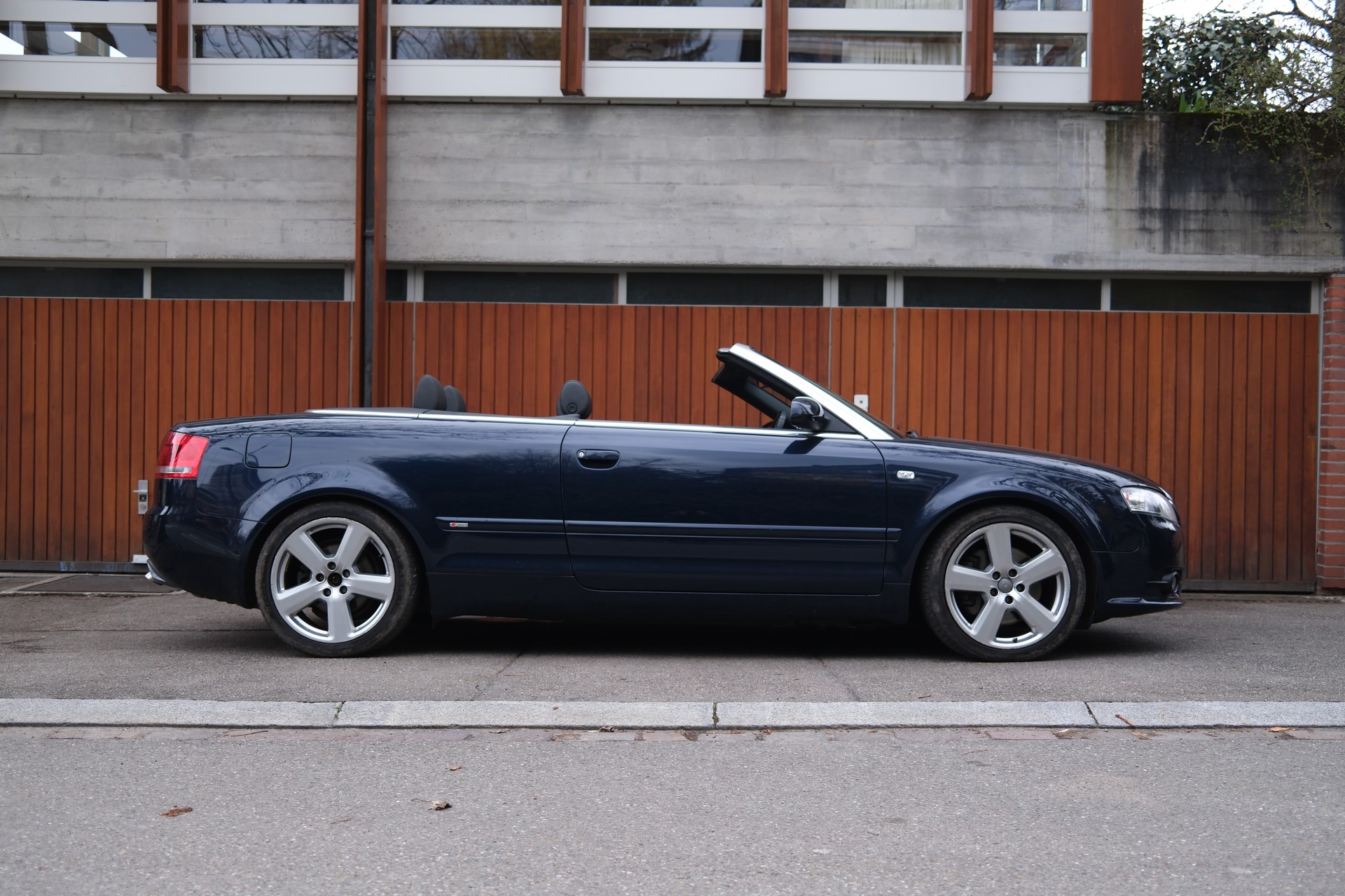 AUDI A4 Cabriolet 3.0 TDI quattro S line-image-6