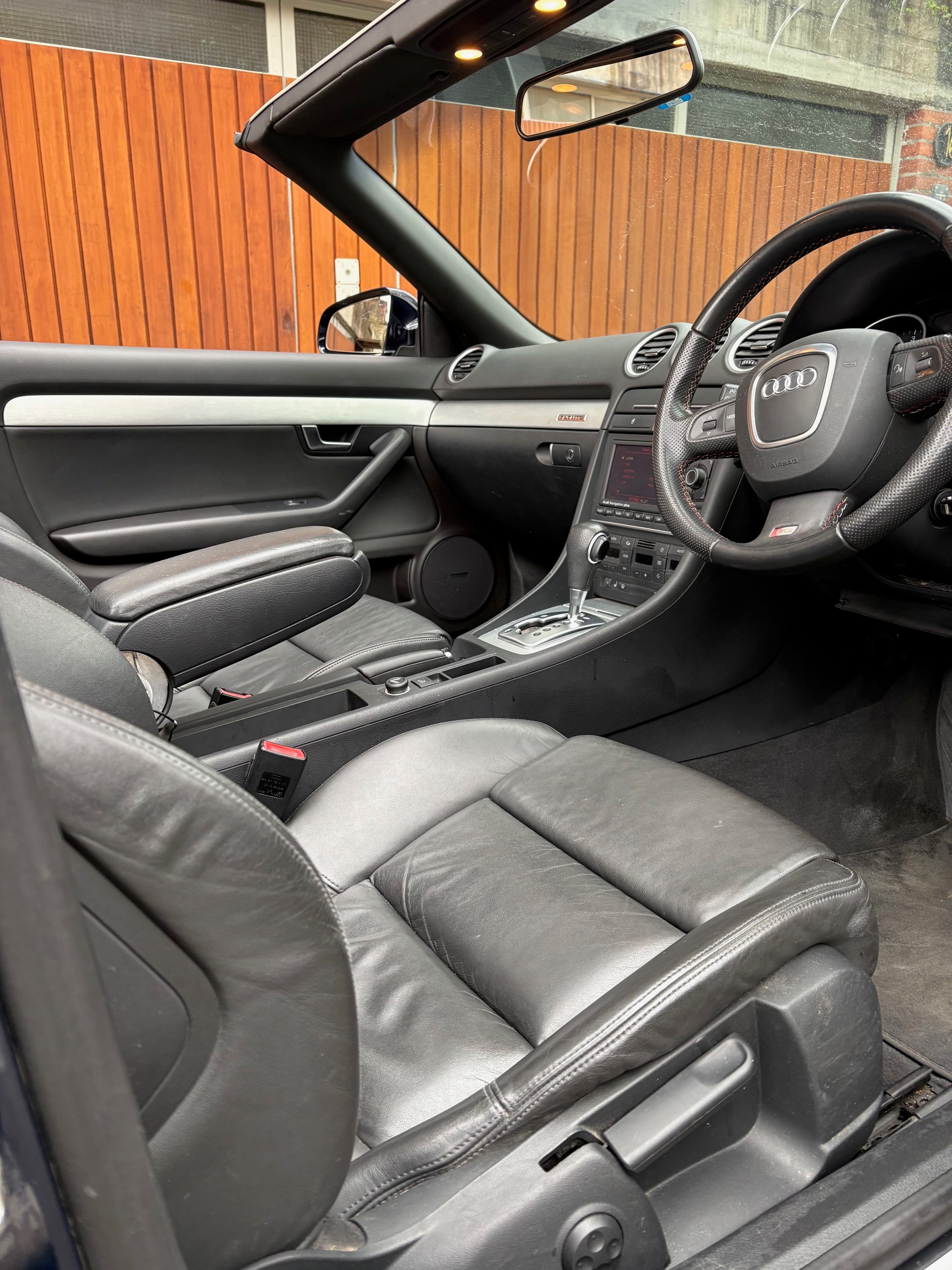 AUDI A4 Cabriolet 3.0 TDI quattro S line-image-14