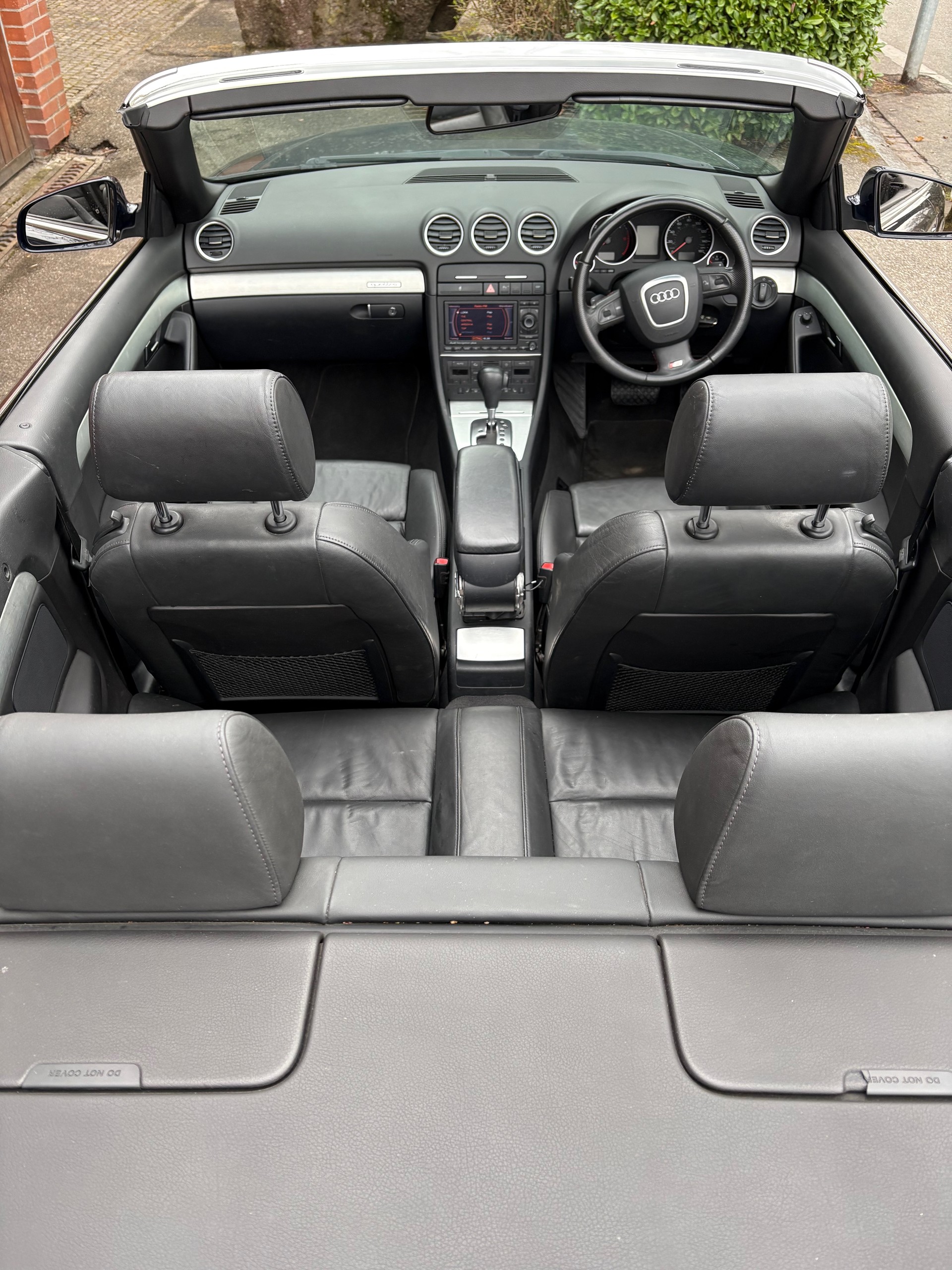 AUDI A4 Cabriolet 3.0 TDI quattro S line-image-11