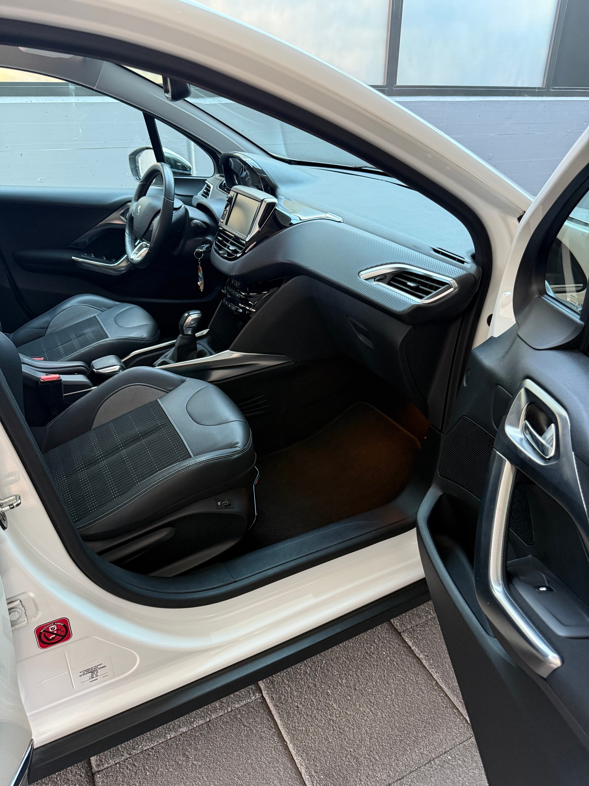 PEUGEOT 2008 1.2 VTI Active-image-10