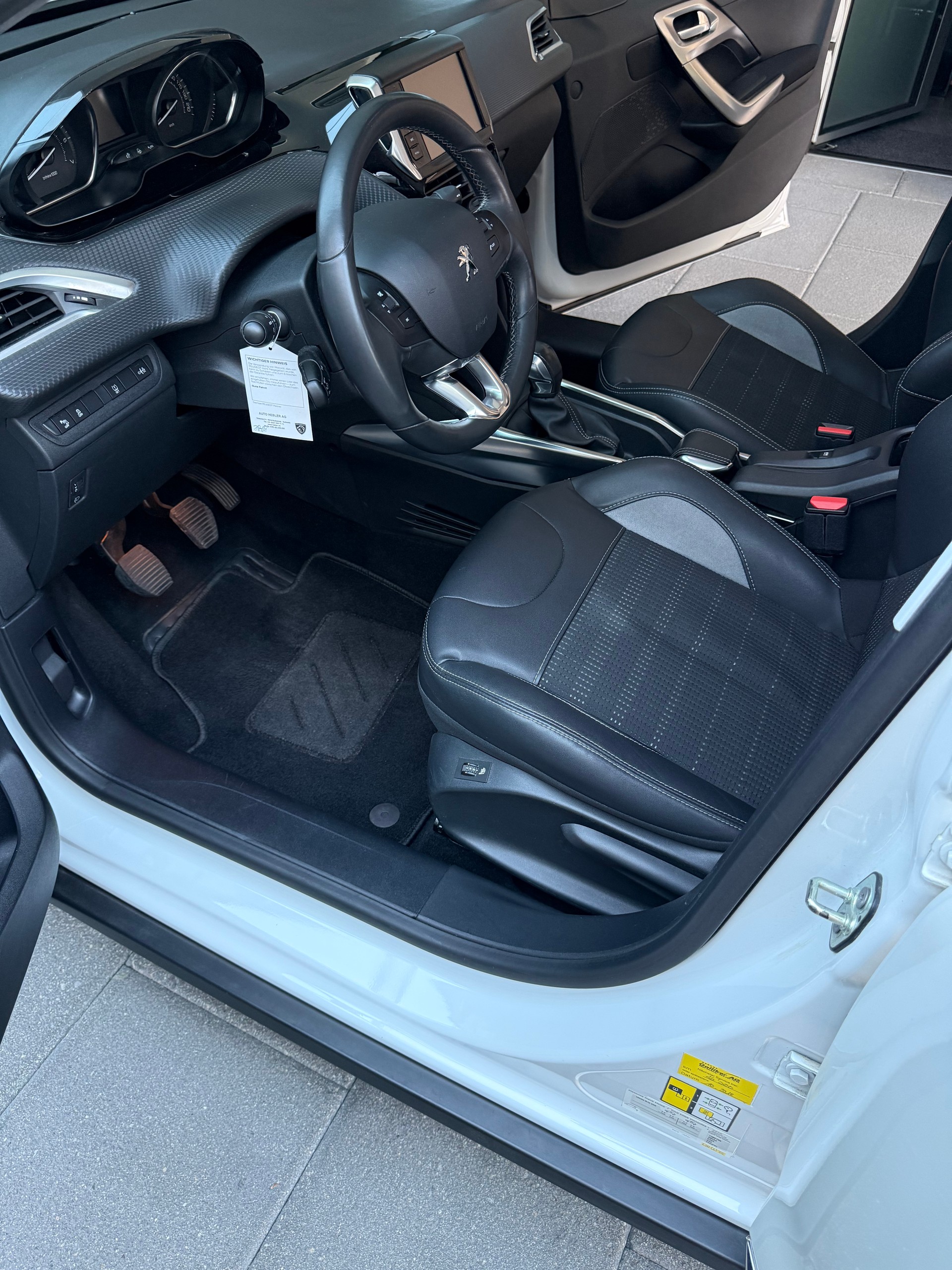 PEUGEOT 2008 1.2 VTI Active-image-12
