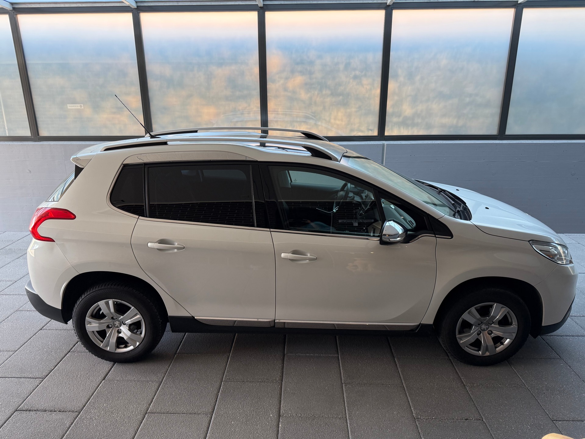 PEUGEOT 2008 1.2 VTI Active-image-6