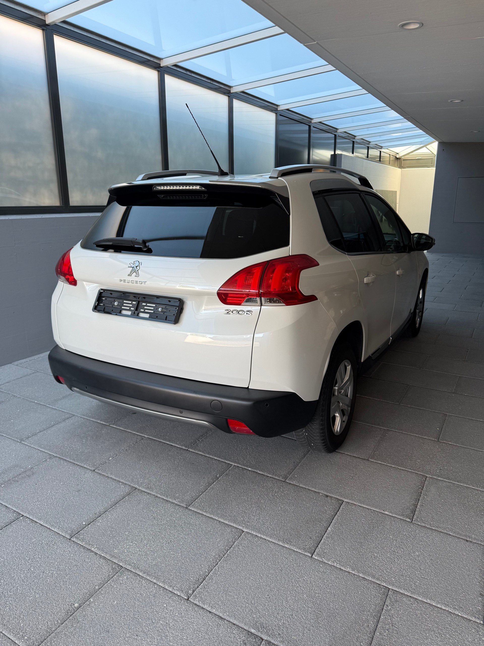 PEUGEOT 2008 1.2 VTI Active-image-1
