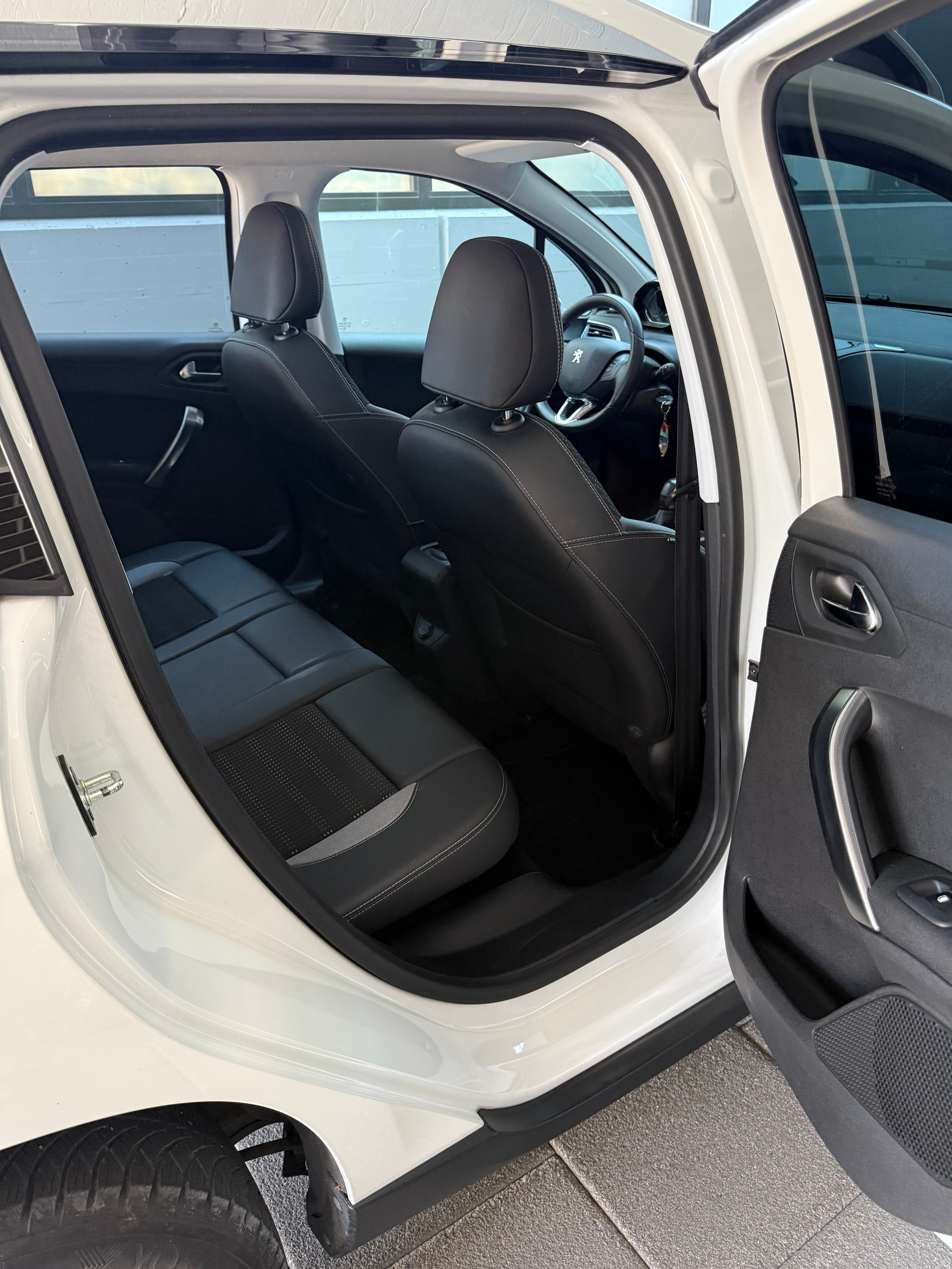PEUGEOT 2008 1.2 VTI Active-image-9
