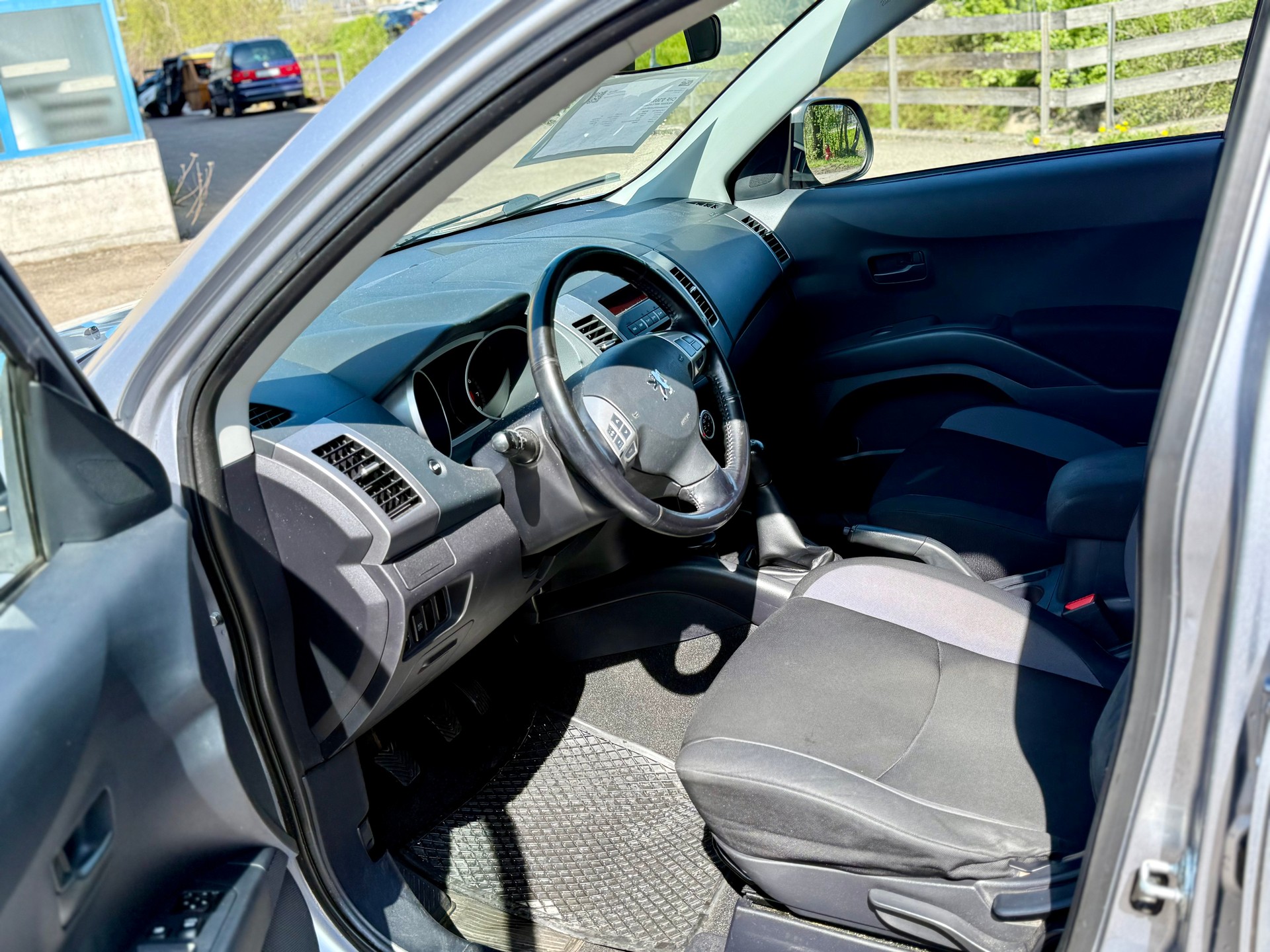 PEUGEOT 4007 2.4 Confort-image-10