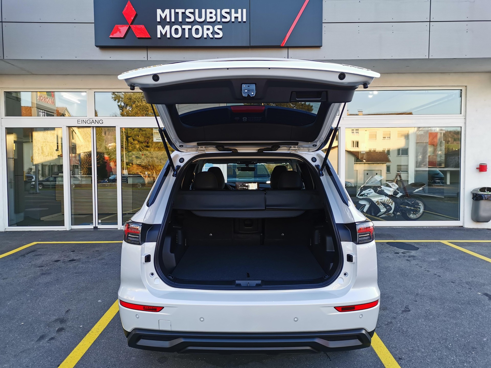 MITSUBISHI Outlander 2.4 PHEV Invite 4x4-image-4