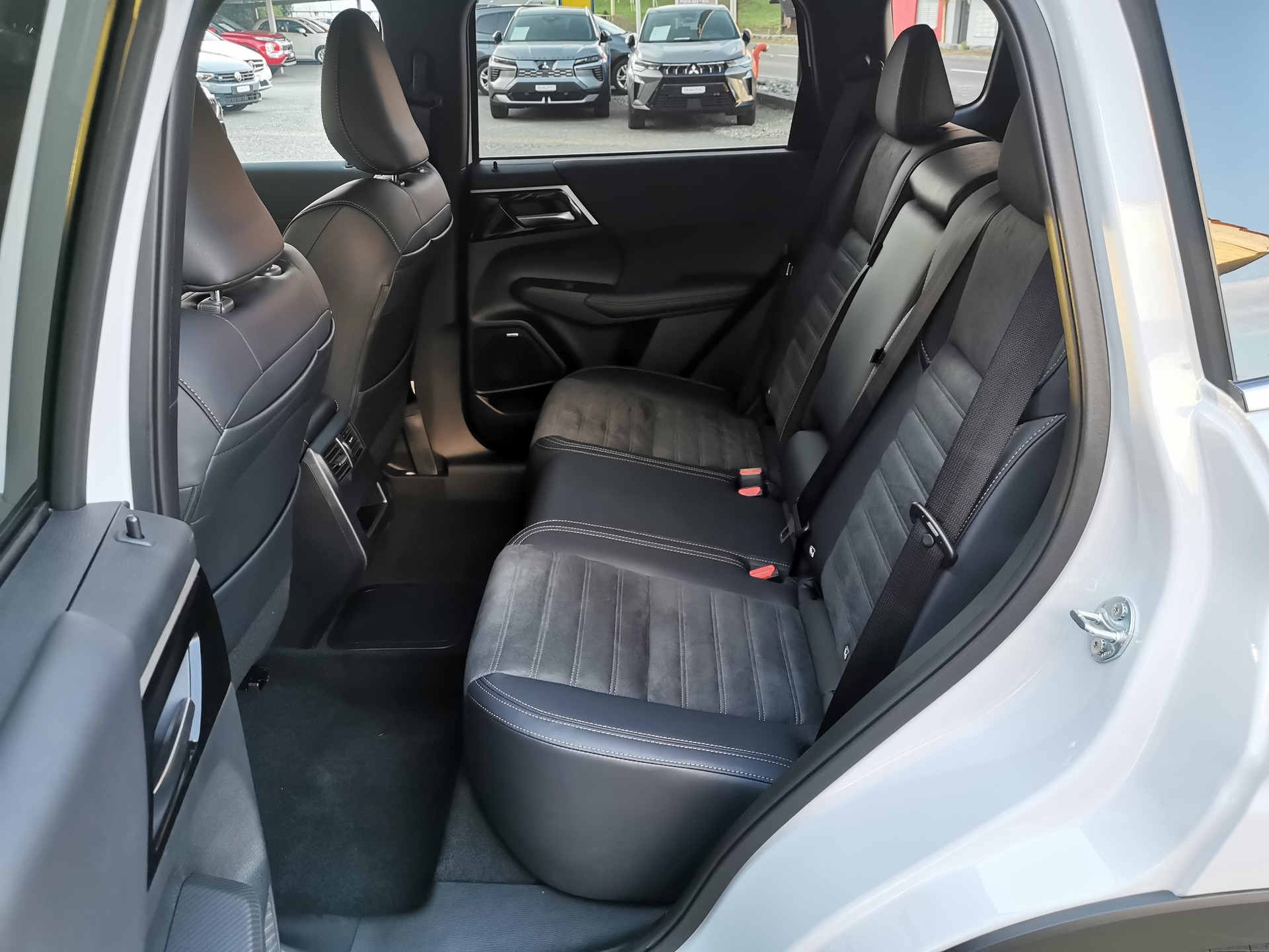MITSUBISHI Outlander 2.4 PHEV Invite 4x4-image-7