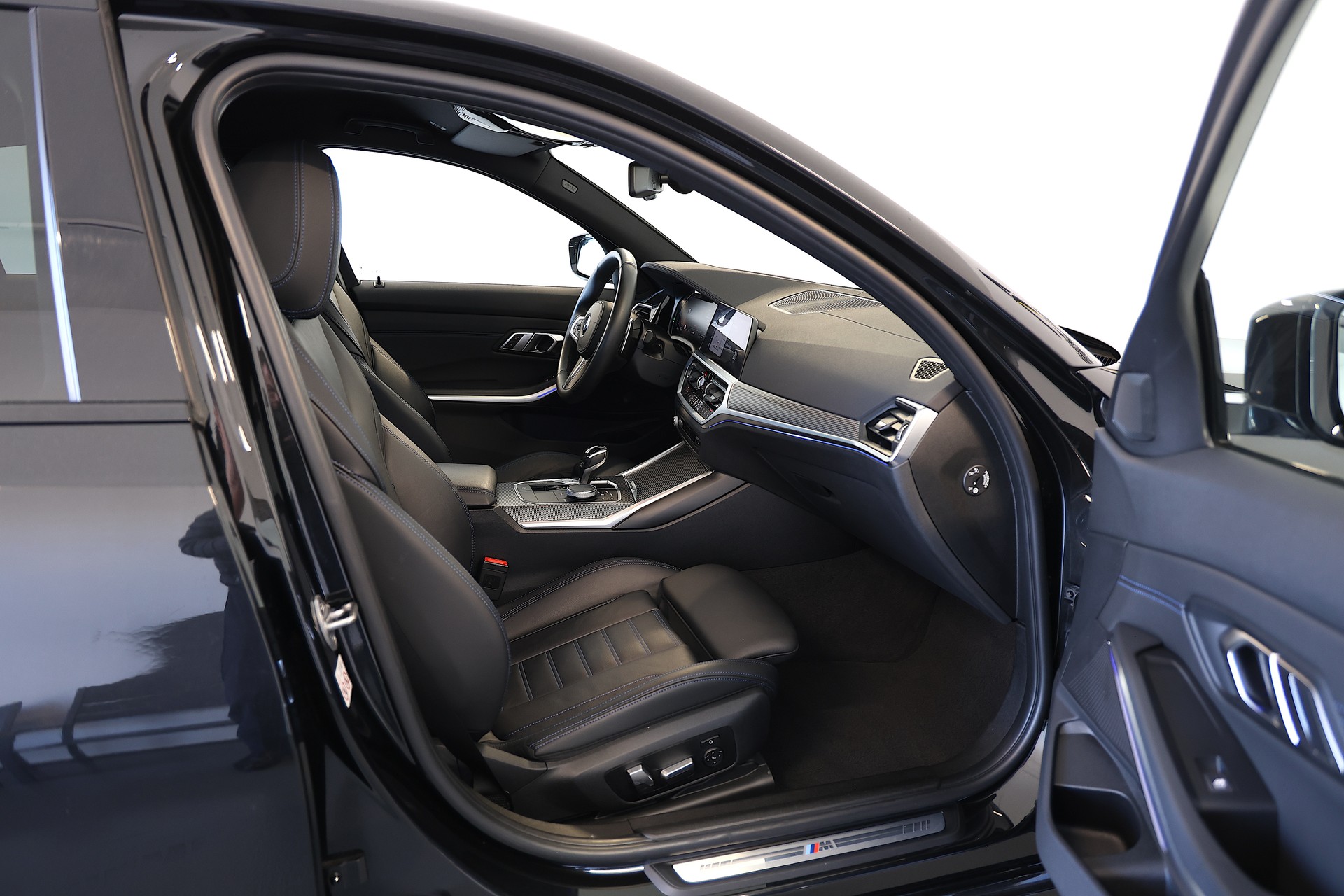 BMW 320d xDrive M Sport Steptronic-image-11