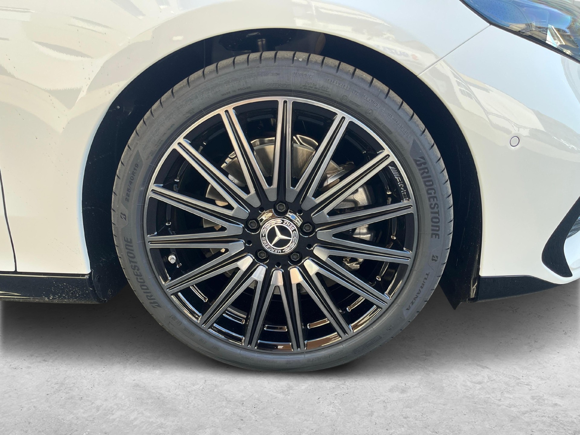 MERCEDES-BENZ CLA 220 4MATIC AMG Line-image-13
