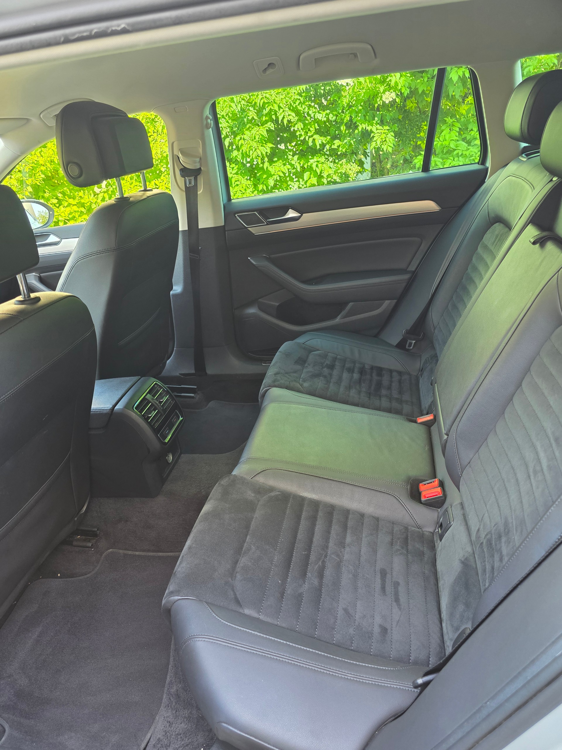 VW Passat Variant 2.0 TDI BMT Highline DSG 4Motion-image-12