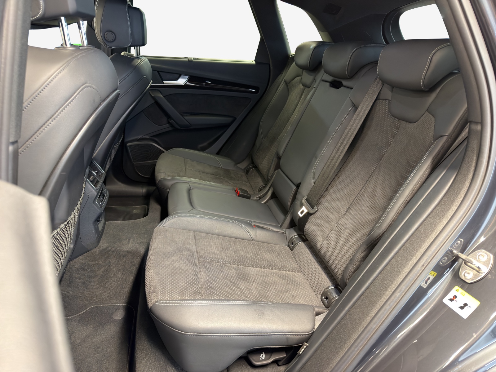 AUDI Q5 45 TFSI quattro S-tronic-image-11