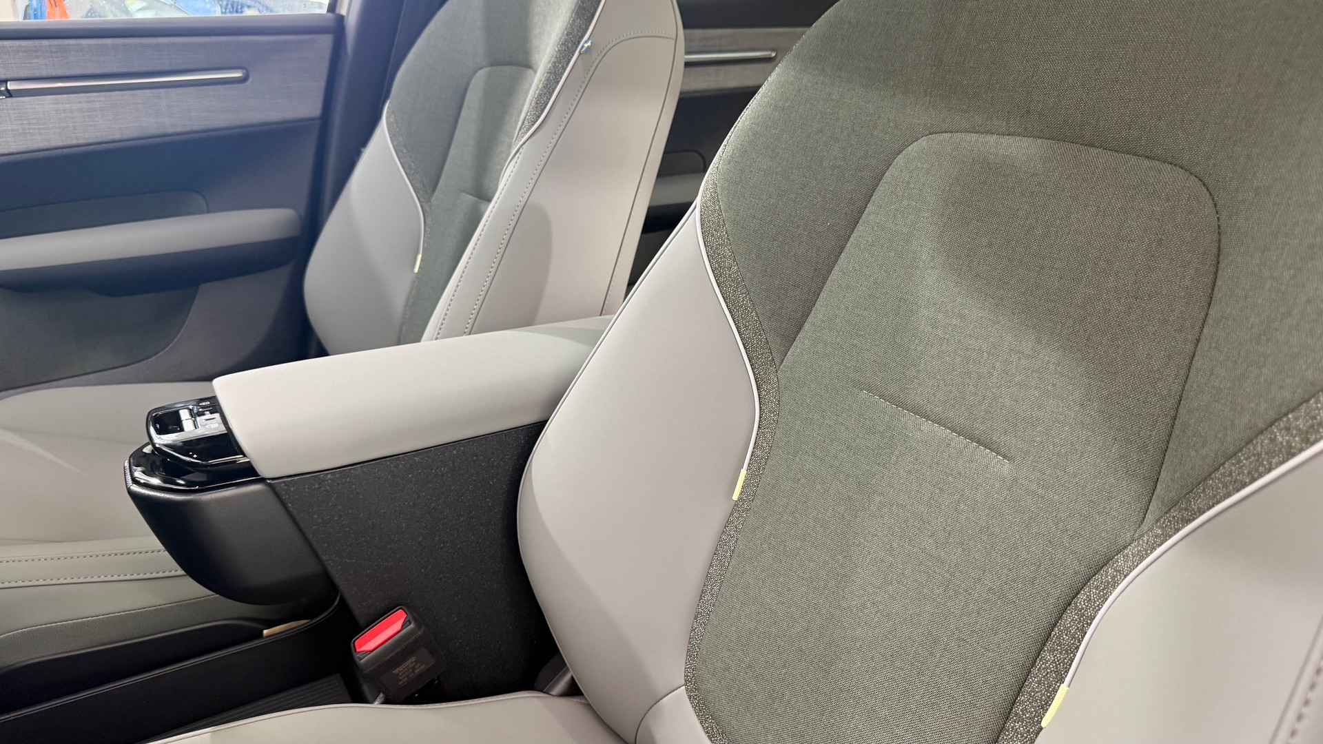 VOLVO EX 30 CC E60 Twin Performance A-image-6