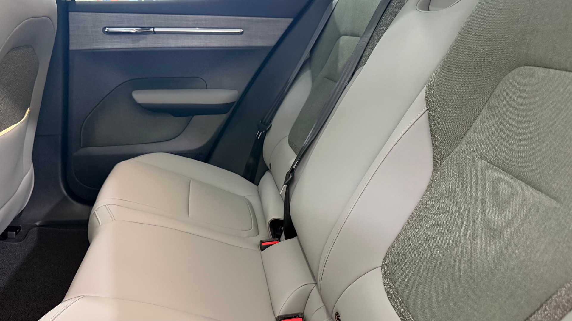 VOLVO EX 30 CC E60 Twin Performance A-image-8